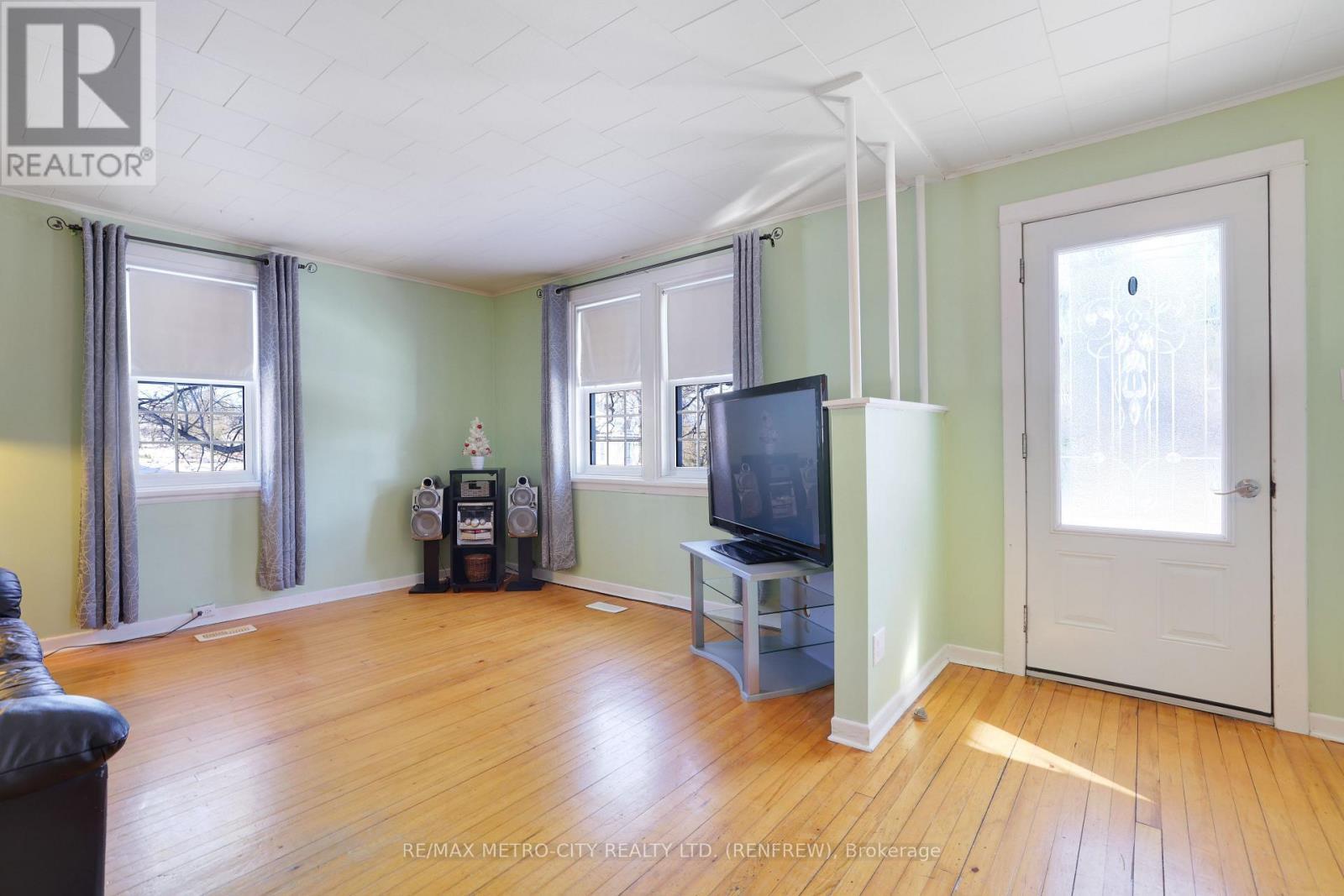 43 Pembroke Street, Whitewater Region, ON - Indoor