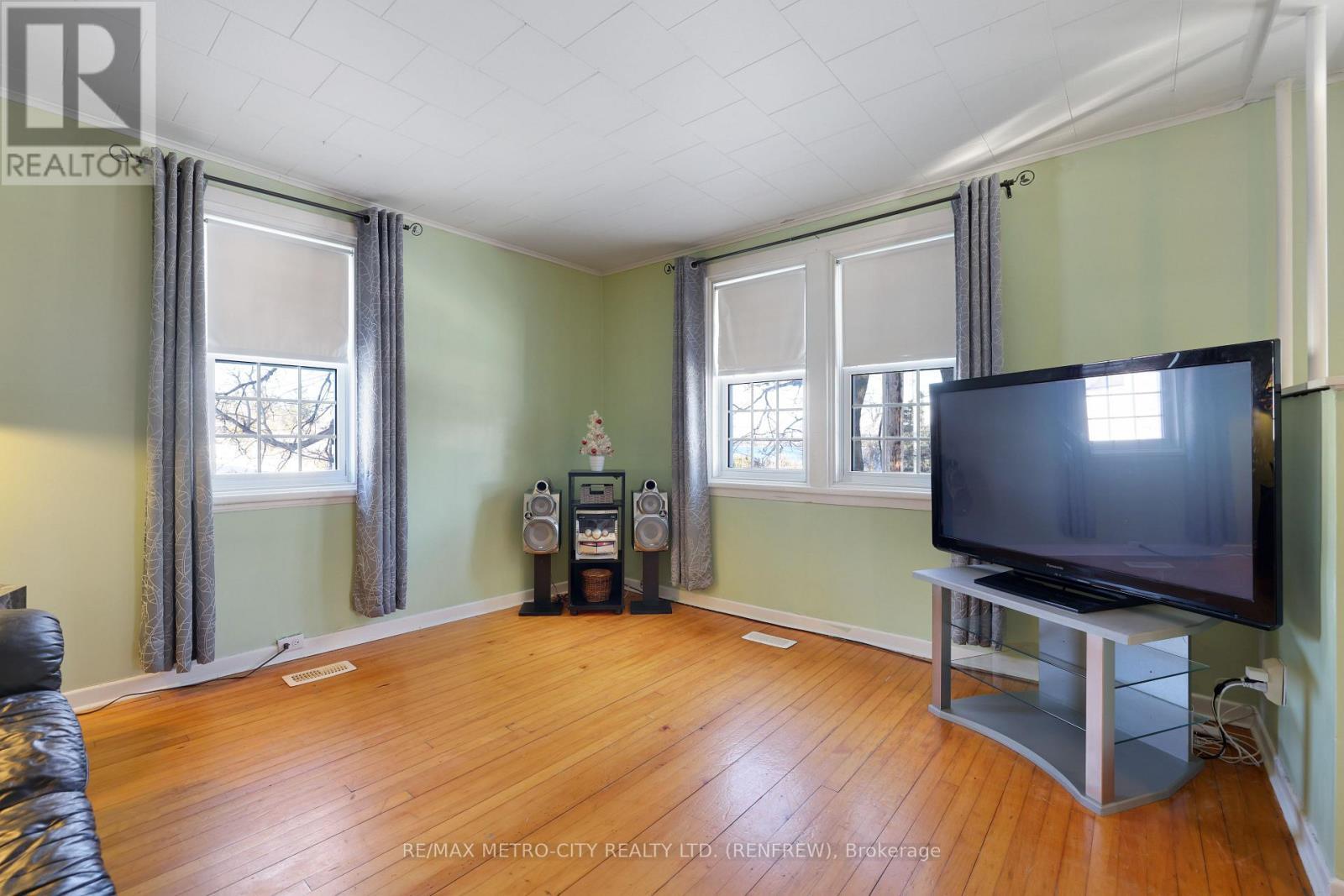 43 Pembroke Street, Whitewater Region, ON - Indoor