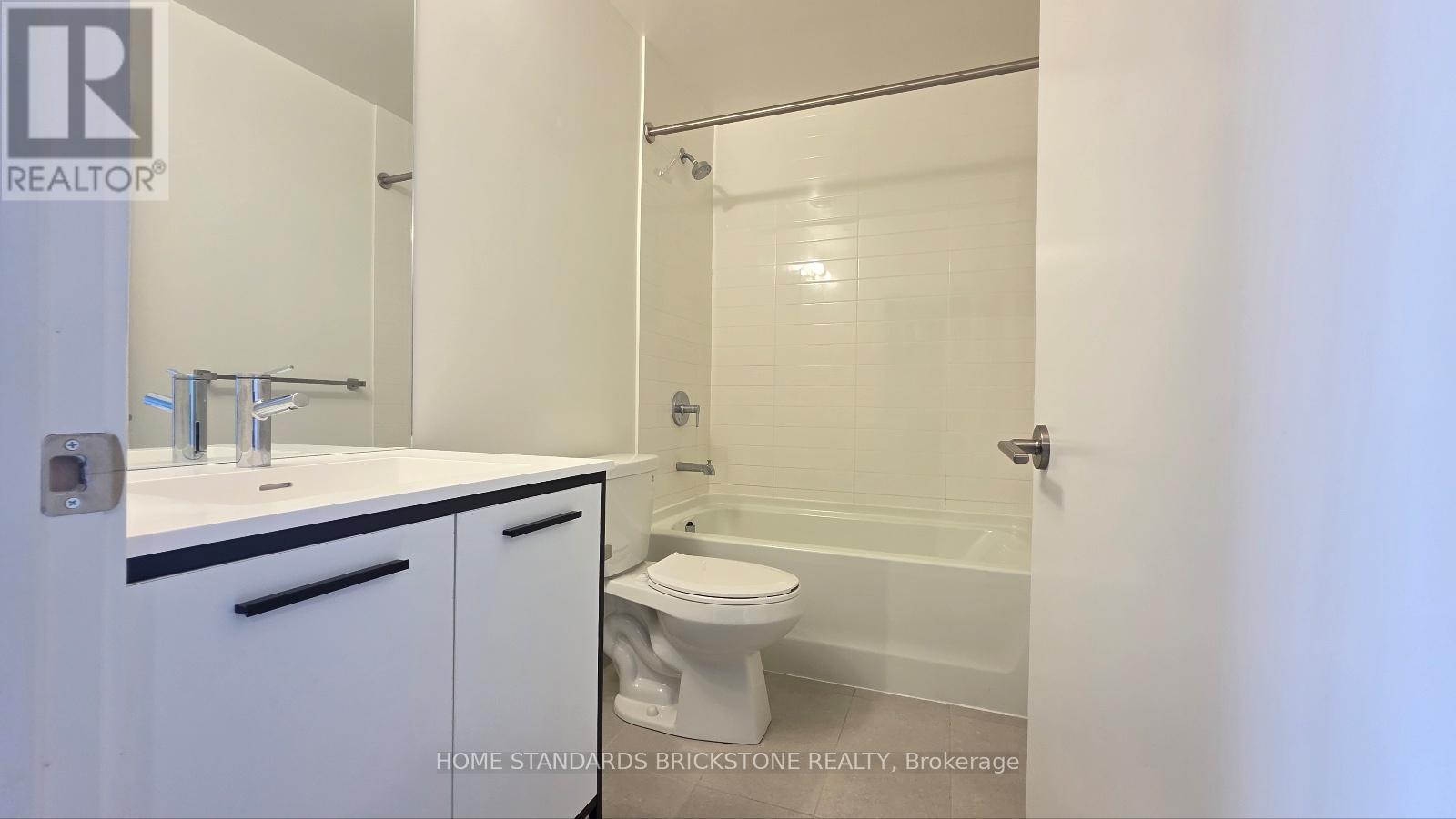 215 - 185 Deerfield Road, Newmarket, ON - Indoor Photo Showing Bathroom