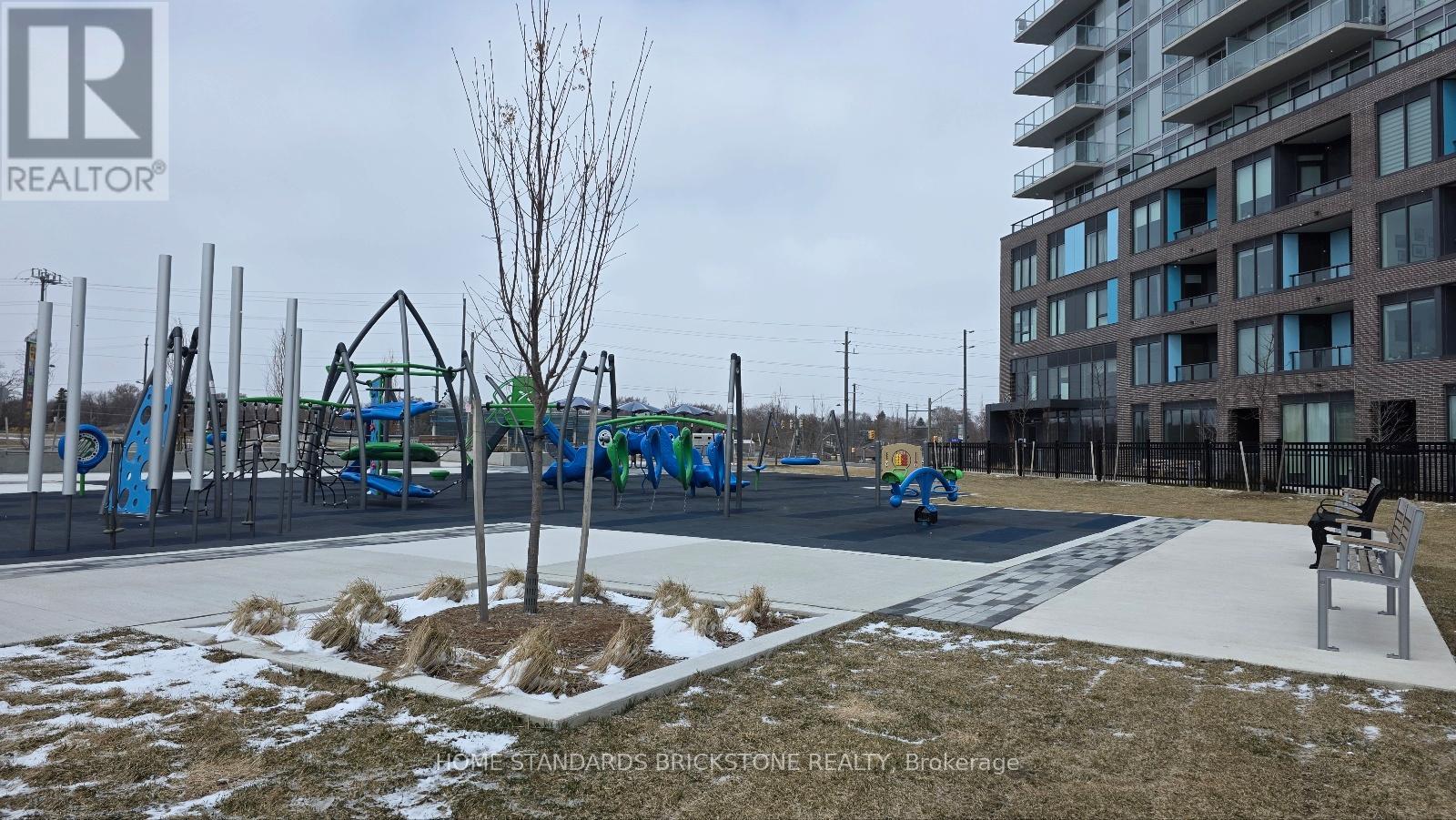 215 - 185 Deerfield Road, Newmarket, ON - Outdoor