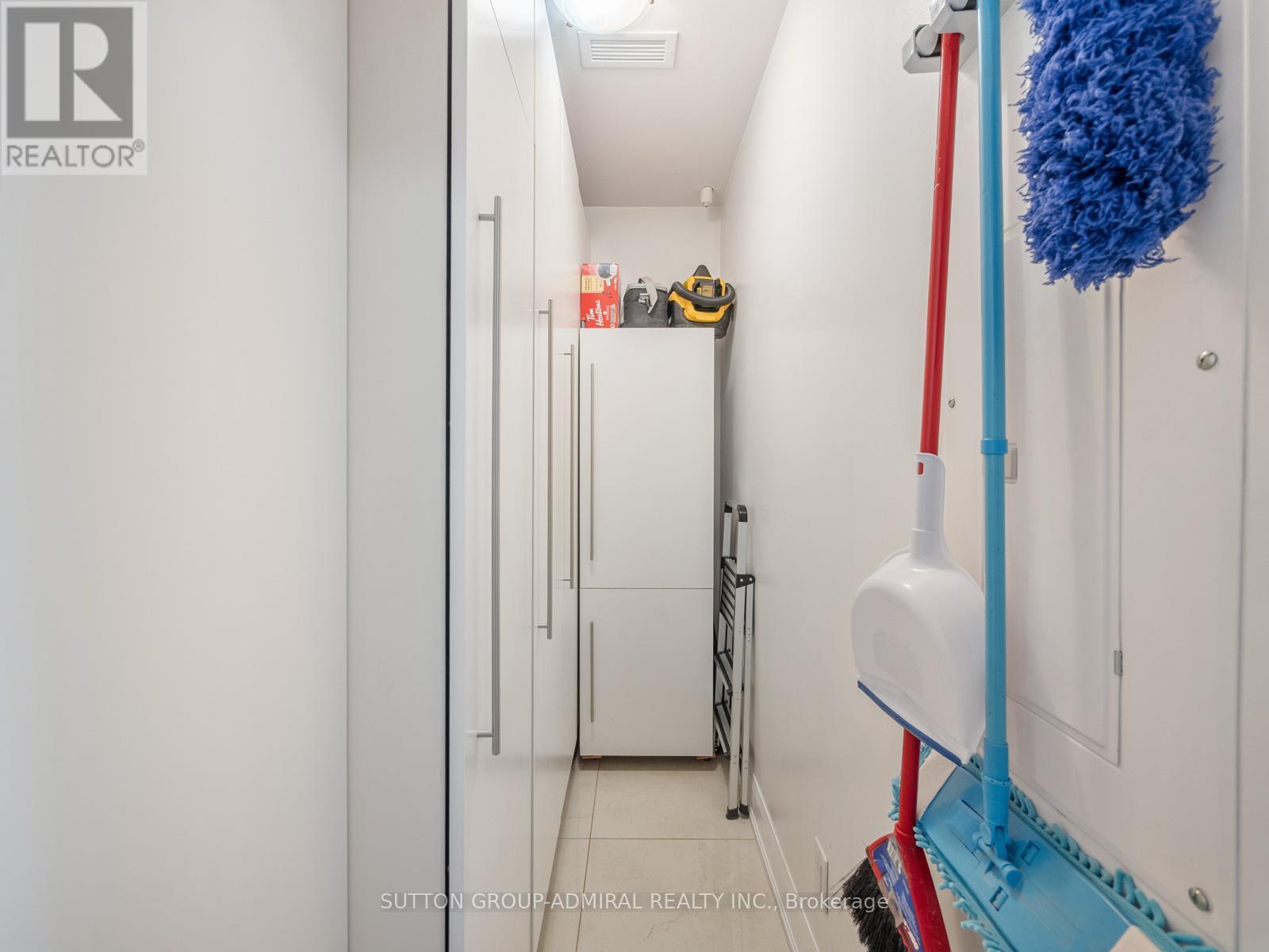 705 - 4700 Highway 7, Vaughan, ON - Indoor