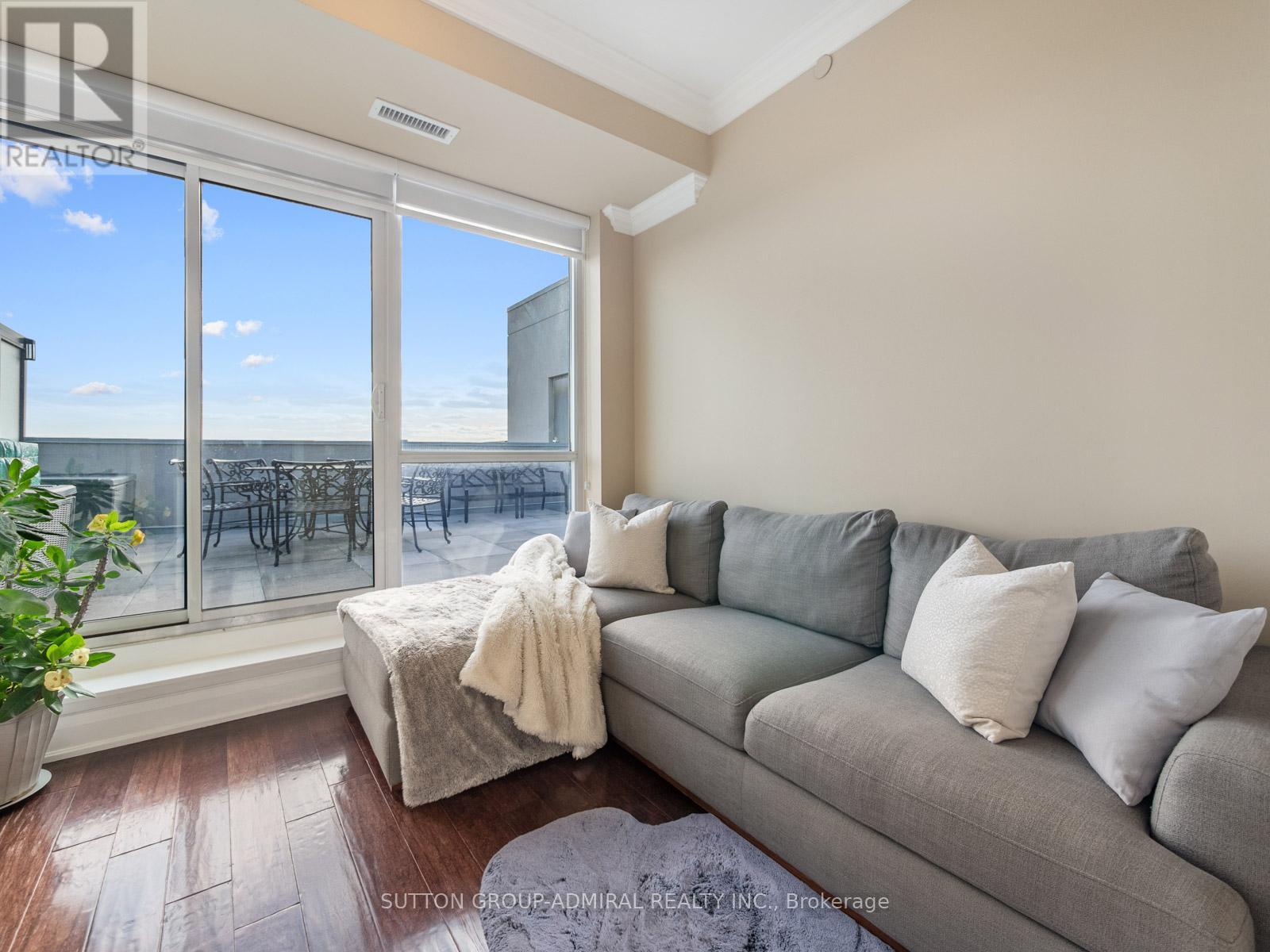 705 - 4700 Highway 7, Vaughan, ON - Indoor Photo Showing Living Room