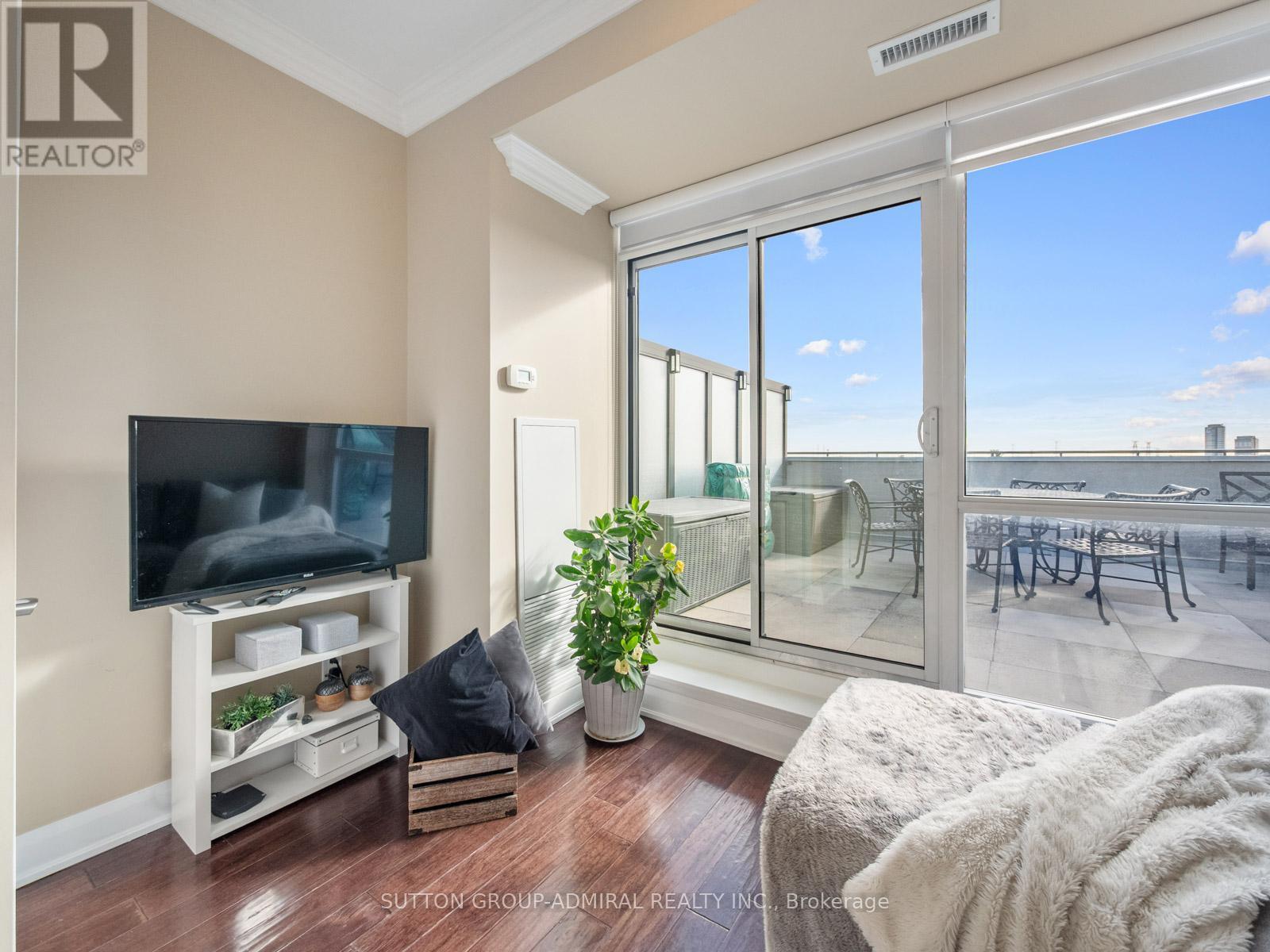 705 - 4700 Highway 7, Vaughan, ON - Indoor Photo Showing Living Room