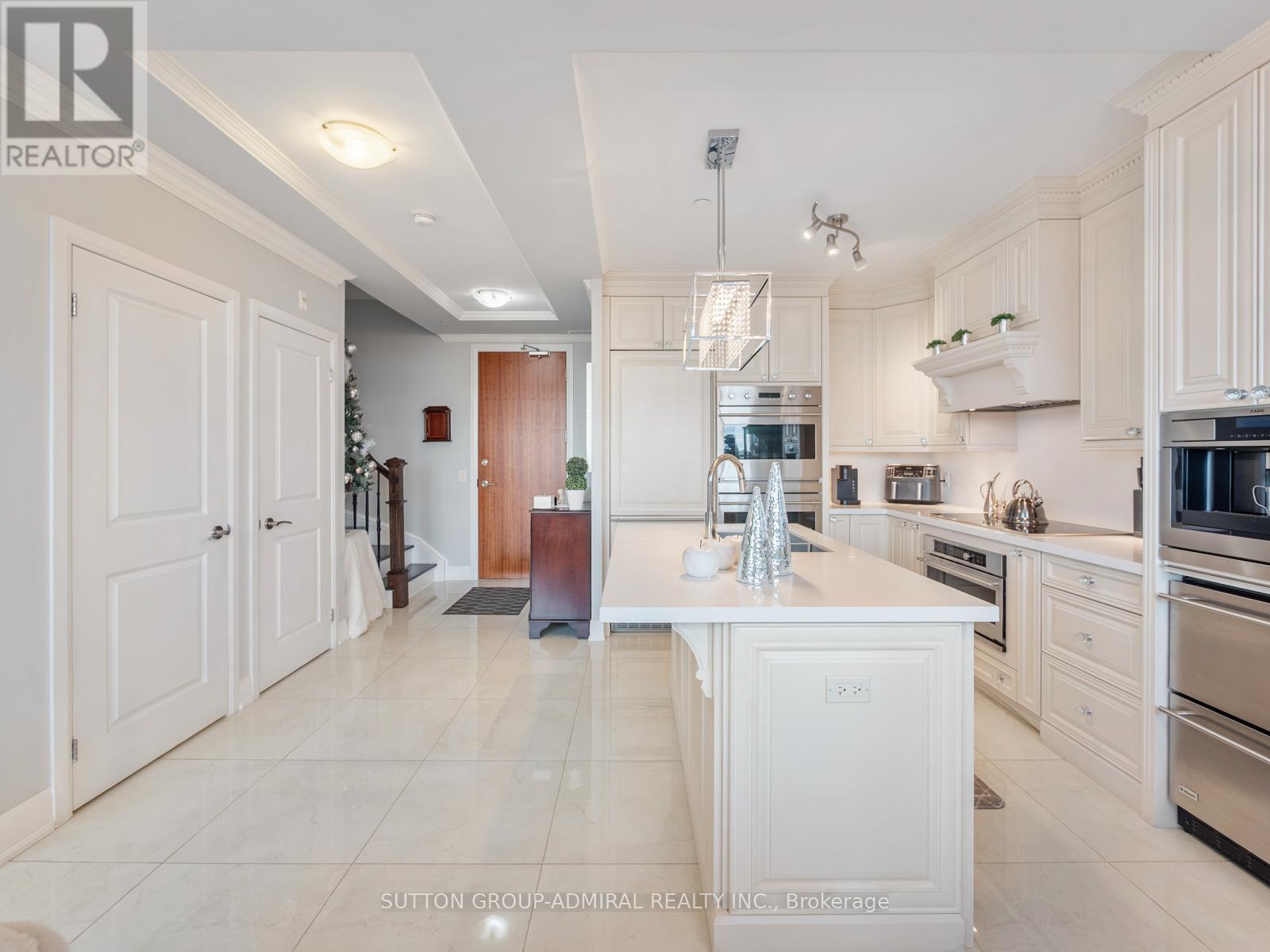 705 - 4700 Highway 7, Vaughan, ON - Indoor Photo Showing Kitchen With Double Sink With Upgraded Kitchen