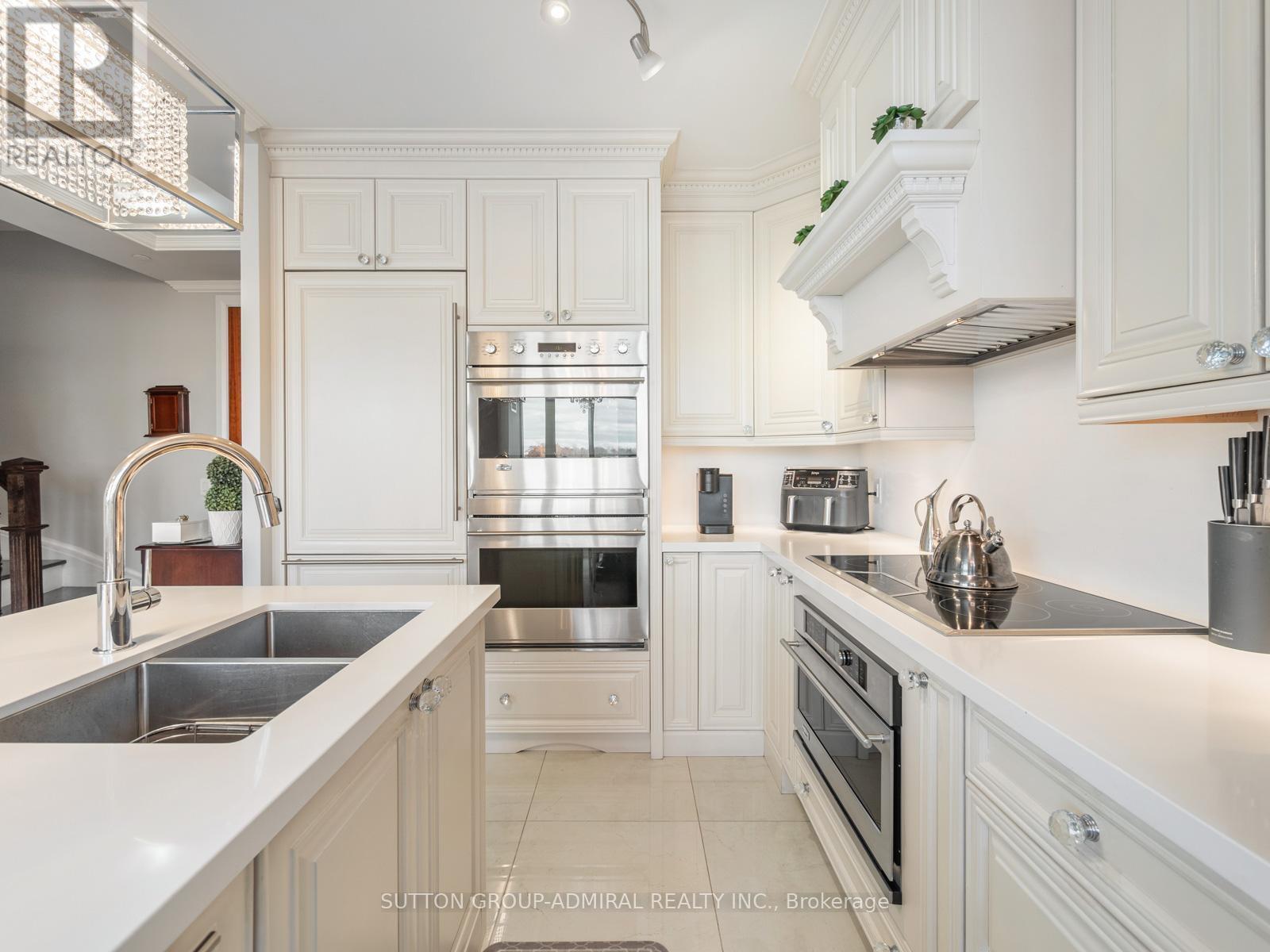 705 - 4700 Highway 7, Vaughan, ON - Indoor Photo Showing Kitchen With Double Sink With Upgraded Kitchen