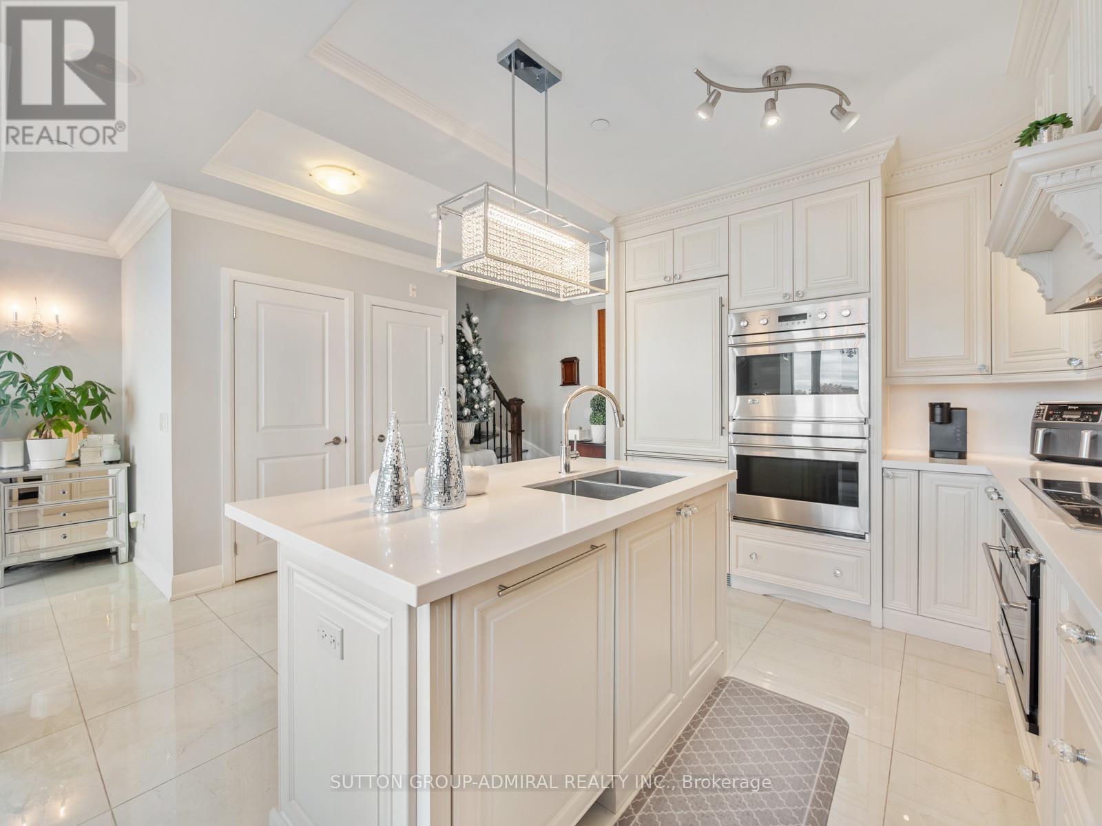 705 - 4700 Highway 7, Vaughan, ON - Indoor Photo Showing Kitchen With Double Sink