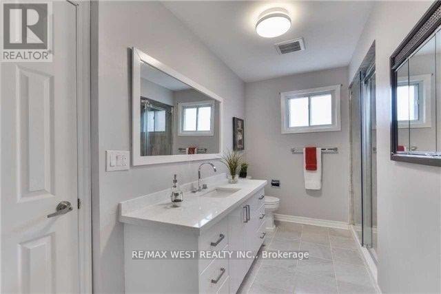 Upper - 18 Linkdale Road, Brampton, ON - Indoor Photo Showing Bathroom