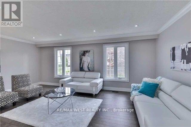 Upper - 18 Linkdale Road, Brampton, ON - Indoor Photo Showing Living Room