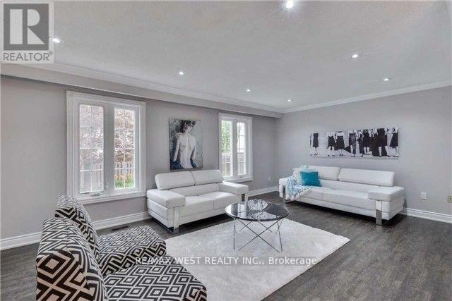 Upper - 18 Linkdale Road, Brampton, ON - Indoor Photo Showing Living Room