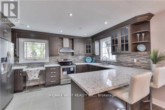Upper - 18 Linkdale Road, Brampton, ON - Indoor Photo Showing Kitchen With Upgraded Kitchen