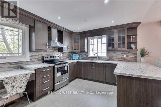 Upper - 18 Linkdale Road, Brampton, ON - Indoor Photo Showing Kitchen With Upgraded Kitchen