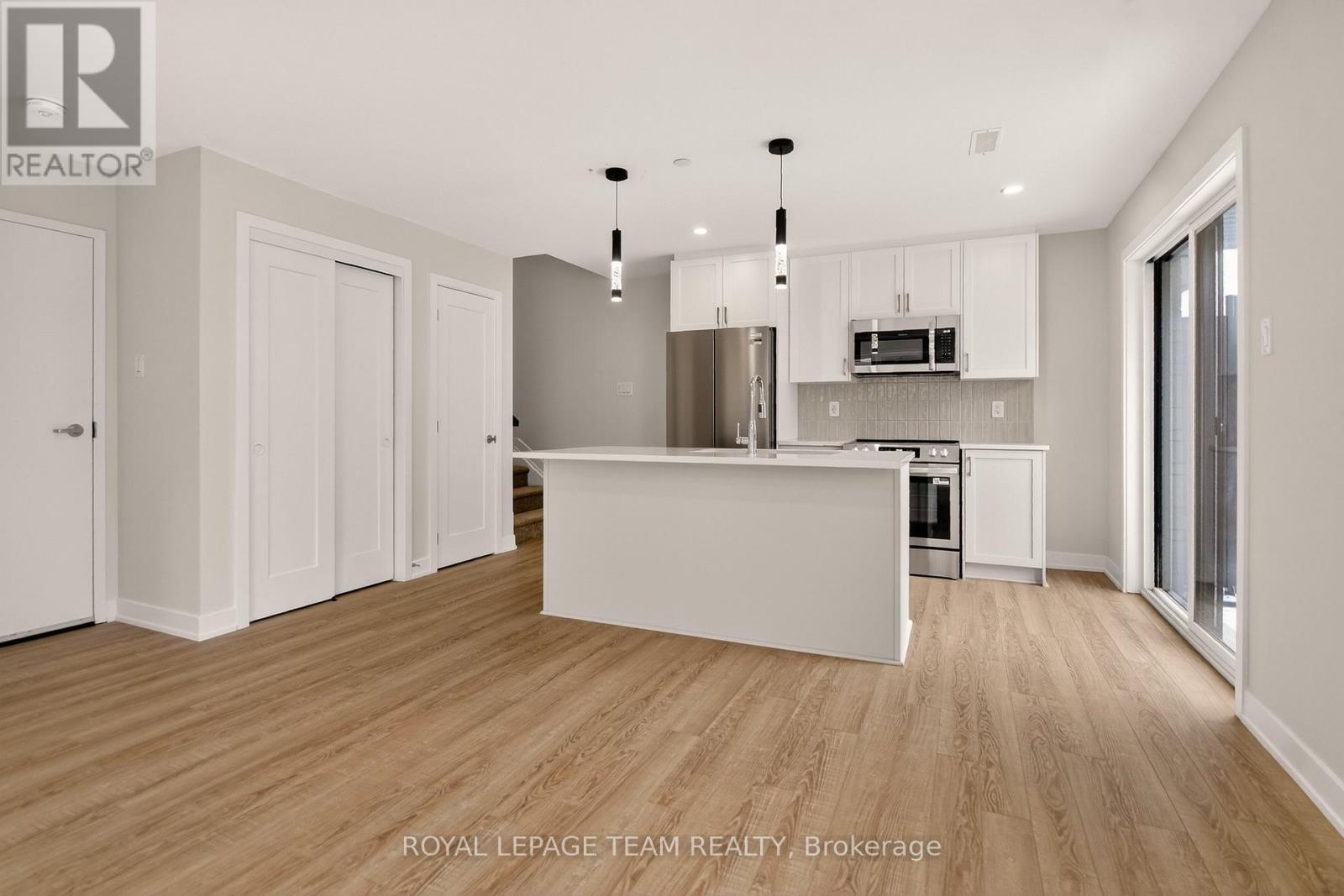 18 - 301 Glenroy Gilbert Drive N, Ottawa, ON - Indoor Photo Showing Kitchen With Stainless Steel Kitchen With Upgraded Kitchen