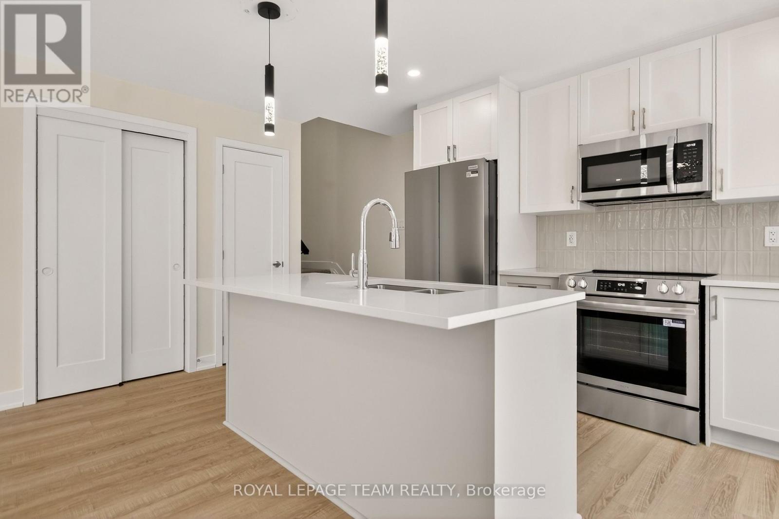 18 - 301 Glenroy Gilbert Drive N, Ottawa, ON - Indoor Photo Showing Kitchen With Stainless Steel Kitchen With Upgraded Kitchen