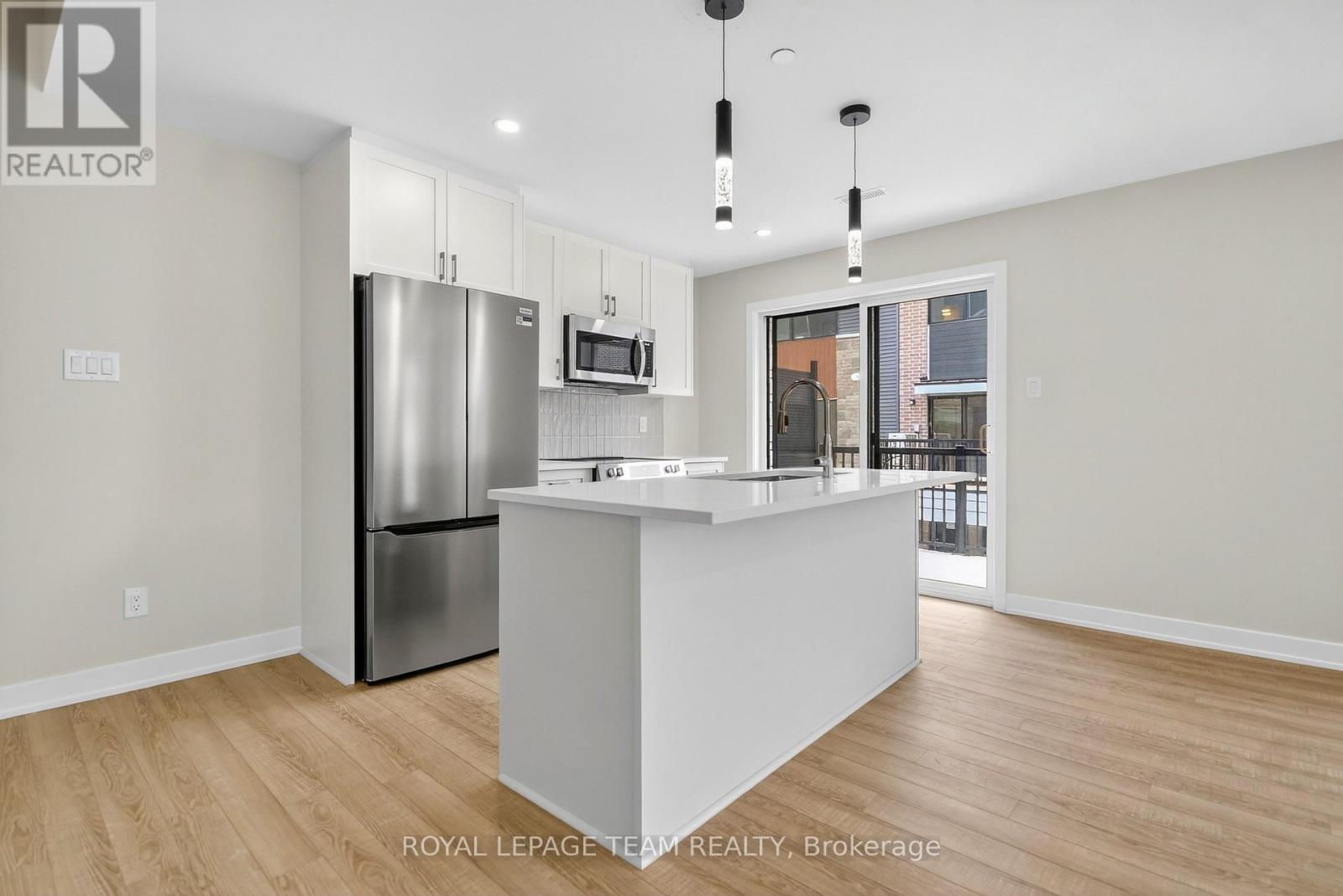 18 - 301 Glenroy Gilbert Drive N, Ottawa, ON - Indoor Photo Showing Kitchen With Stainless Steel Kitchen With Upgraded Kitchen