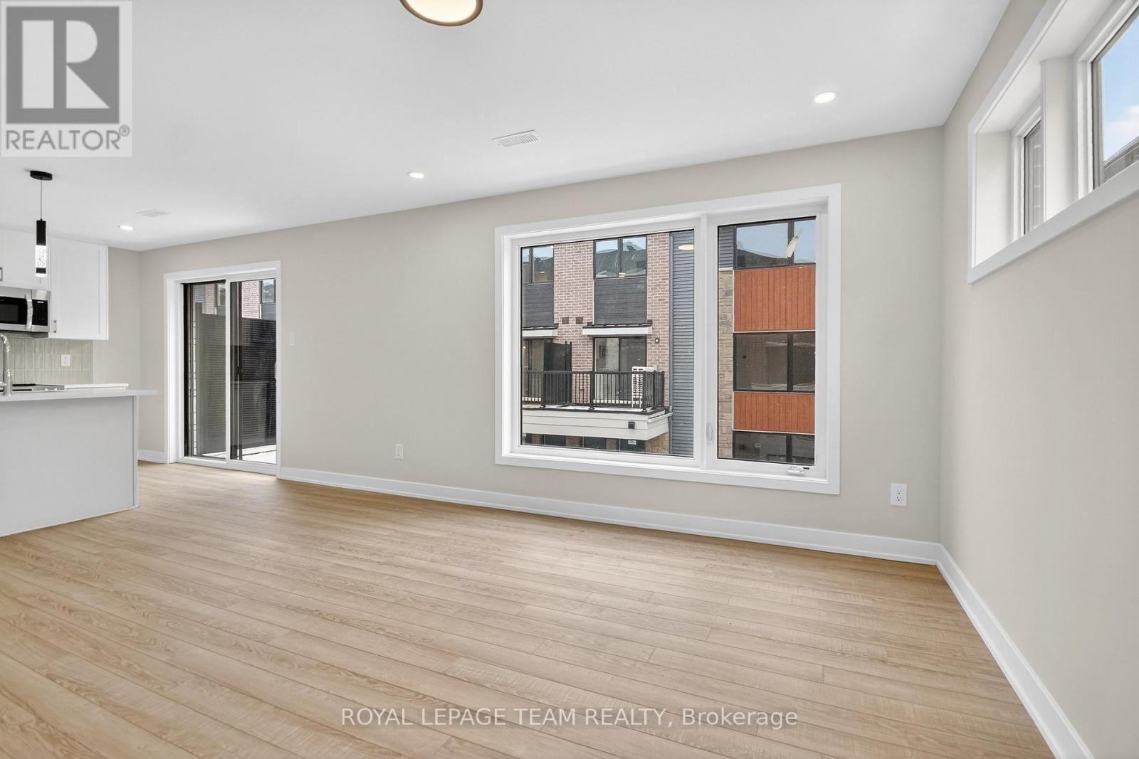18 - 301 Glenroy Gilbert Drive N, Ottawa, ON - Indoor Photo Showing Kitchen
