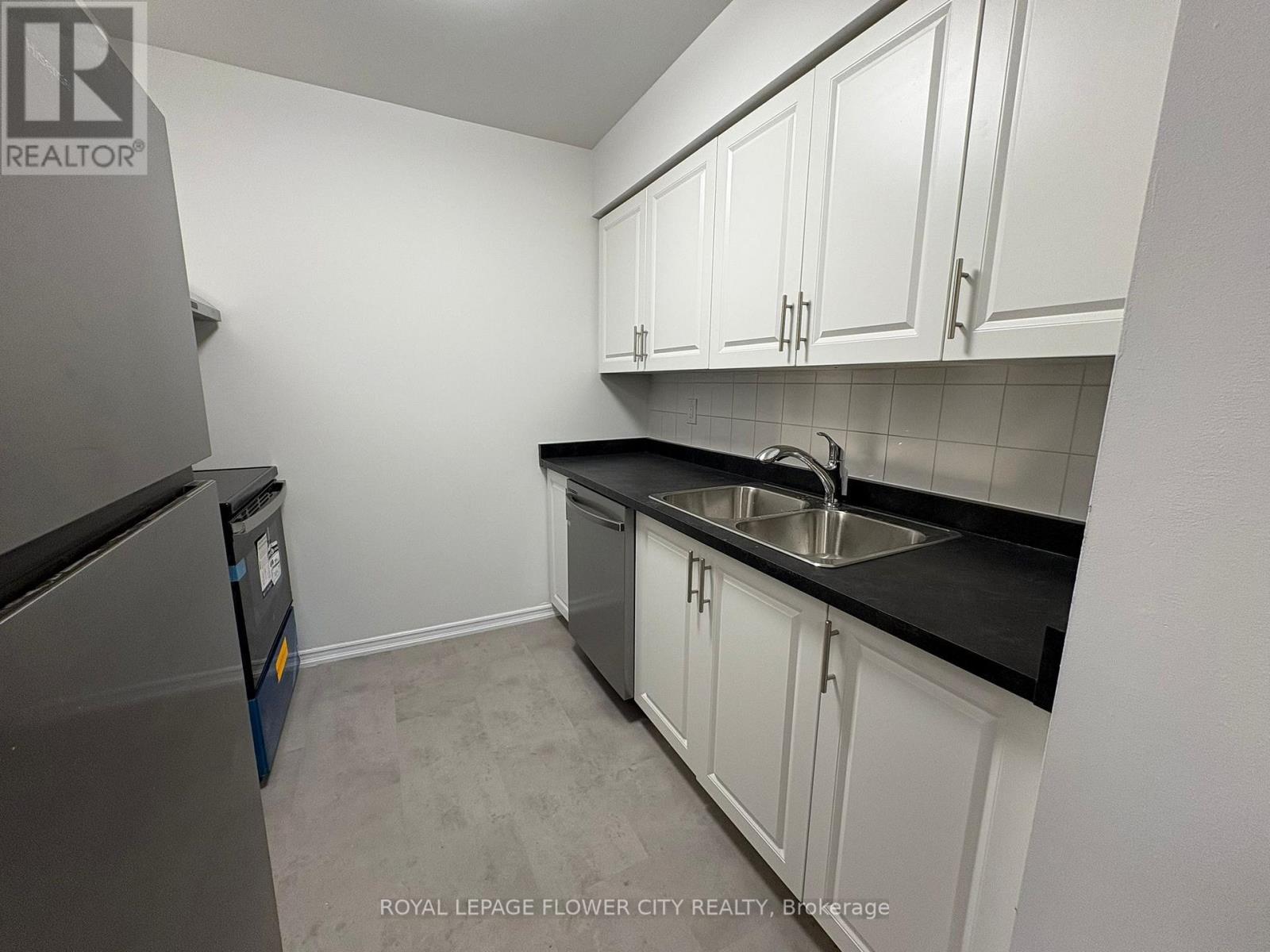 209 - 35 Empress Avenue, Toronto, ON - Indoor Photo Showing Kitchen With Double Sink