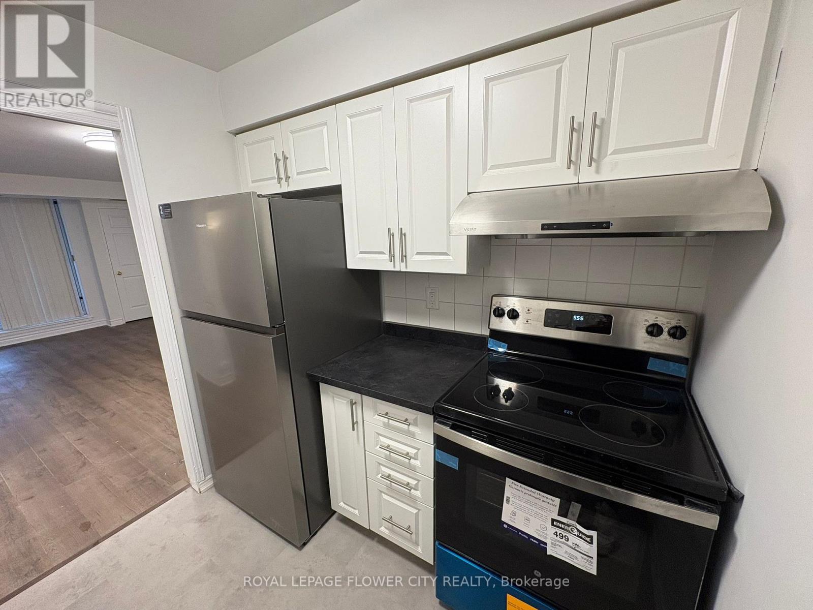 209 - 35 Empress Avenue, Toronto, ON - Indoor Photo Showing Kitchen