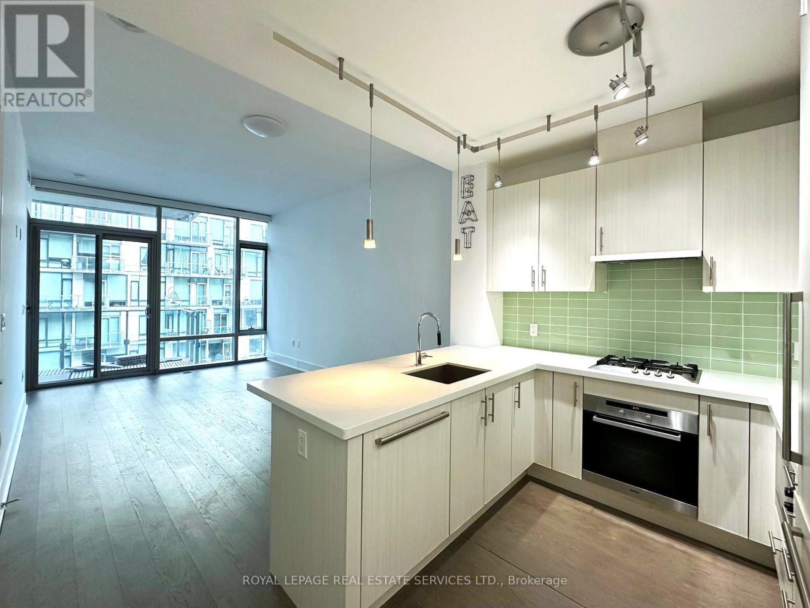 818 - 39 Queens Quay E, Toronto, ON - Indoor Photo Showing Kitchen With Upgraded Kitchen