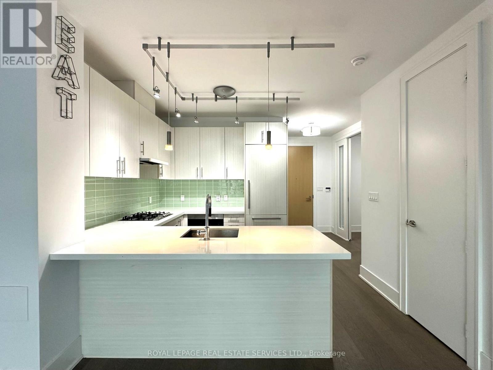 818 - 39 Queens Quay E, Toronto, ON - Indoor Photo Showing Kitchen With Upgraded Kitchen