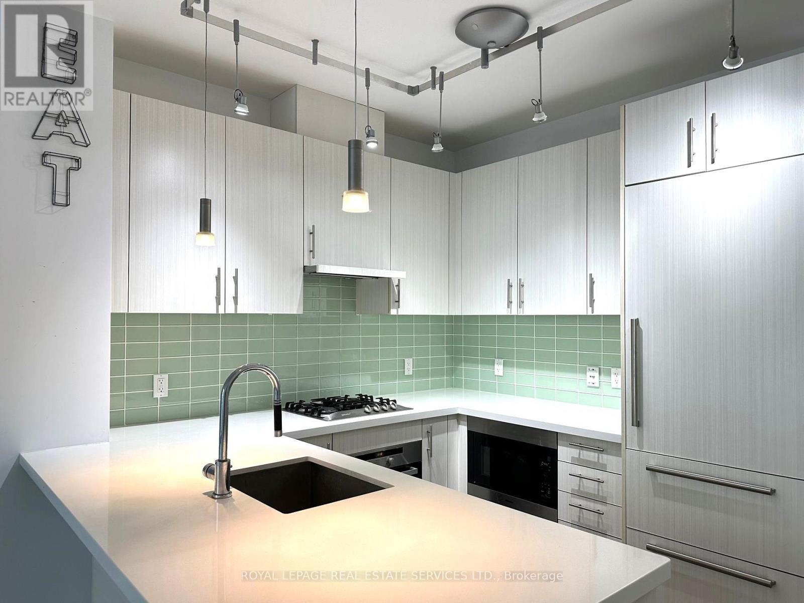 818 - 39 Queens Quay E, Toronto, ON - Indoor Photo Showing Kitchen With Upgraded Kitchen