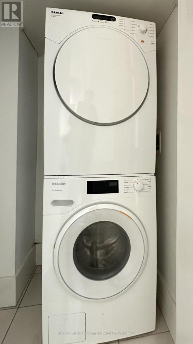 818 - 39 Queens Quay E, Toronto, ON - Indoor Photo Showing Laundry Room