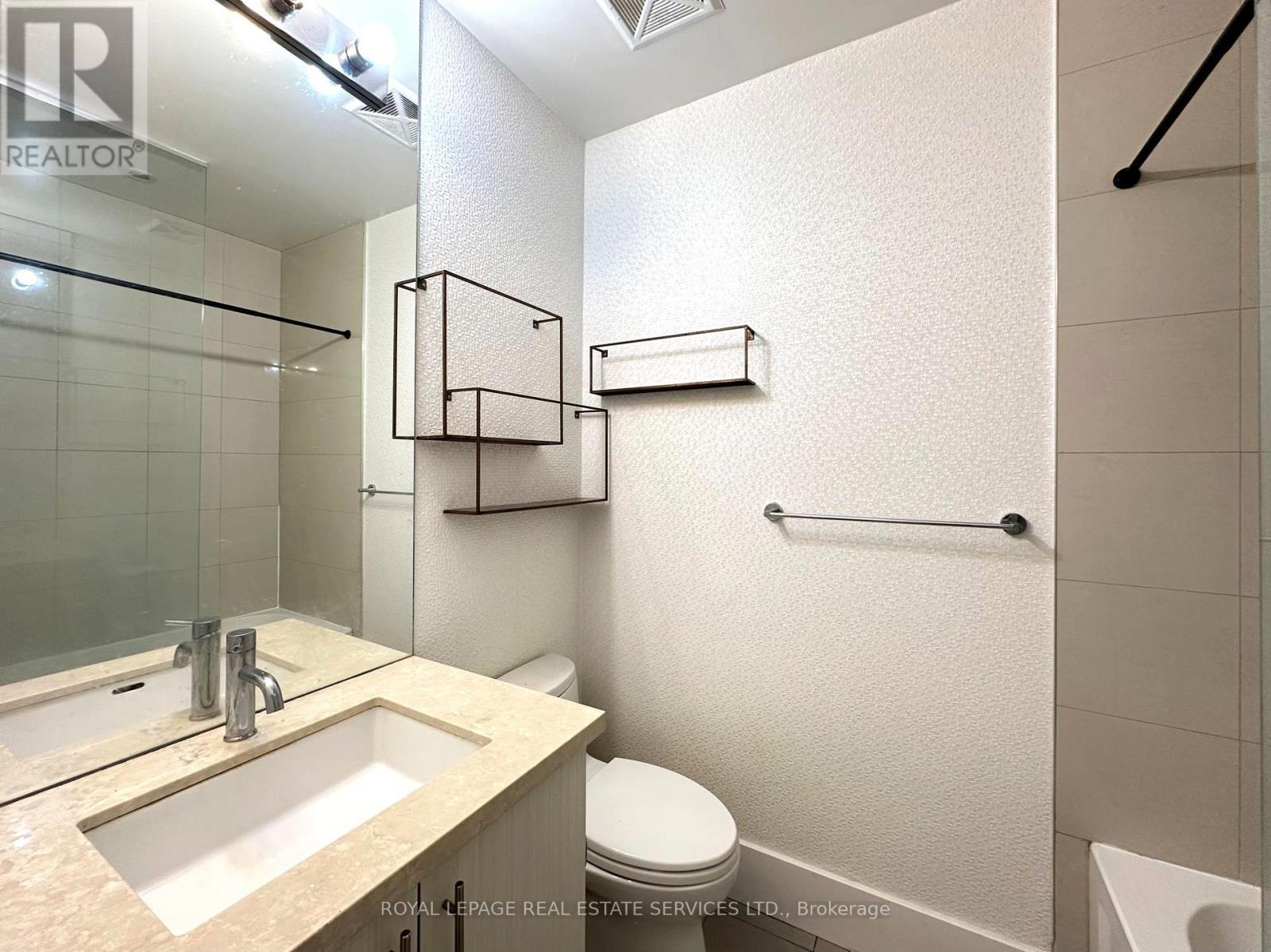 818 - 39 Queens Quay E, Toronto, ON - Indoor Photo Showing Bathroom