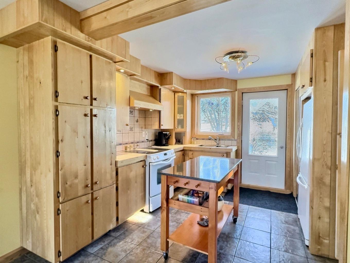 Cuisine - 420 Route 101 S., Notre-Dame-Du-Nord, QC - Indoor Photo Showing Kitchen