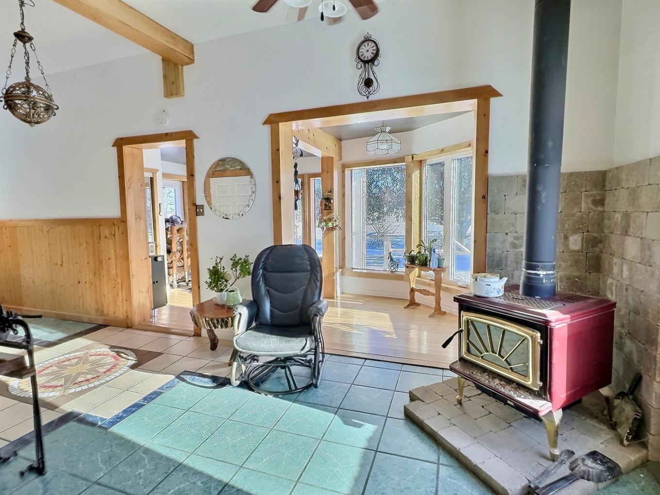 Coin-repas - 420 Route 101 S., Notre-Dame-Du-Nord, QC - Indoor Photo Showing Other Room