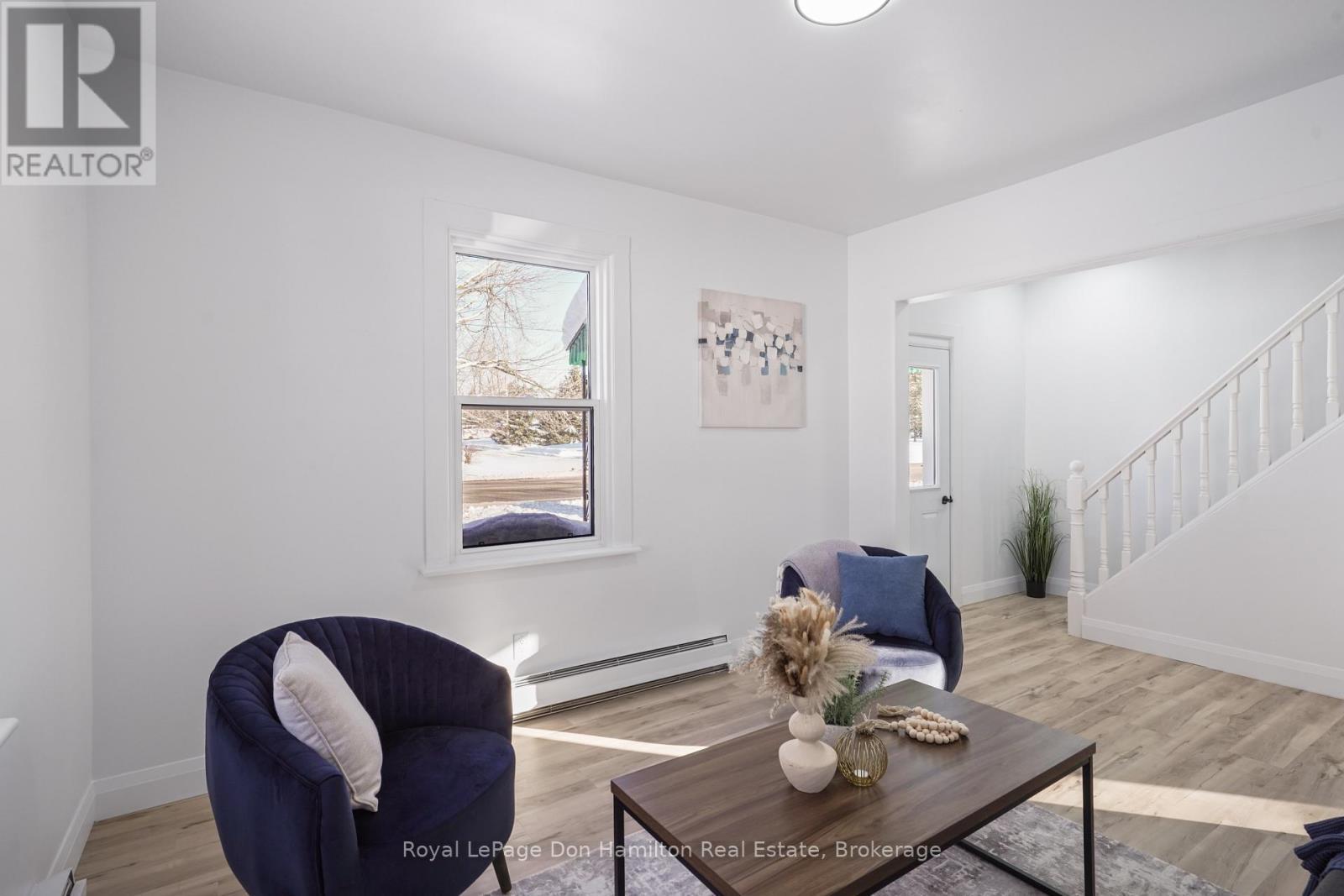 3049 Queen Street, Howick, ON - Indoor Photo Showing Living Room