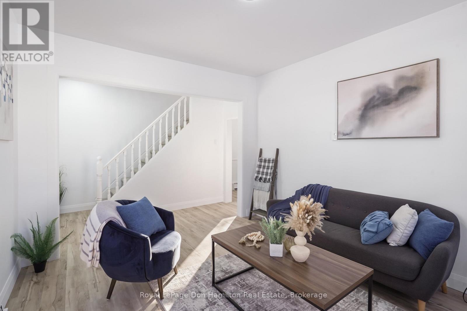 3049 Queen Street, Howick, ON - Indoor Photo Showing Living Room