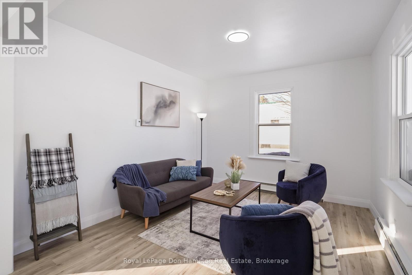 3049 Queen Street, Howick, ON - Indoor Photo Showing Living Room