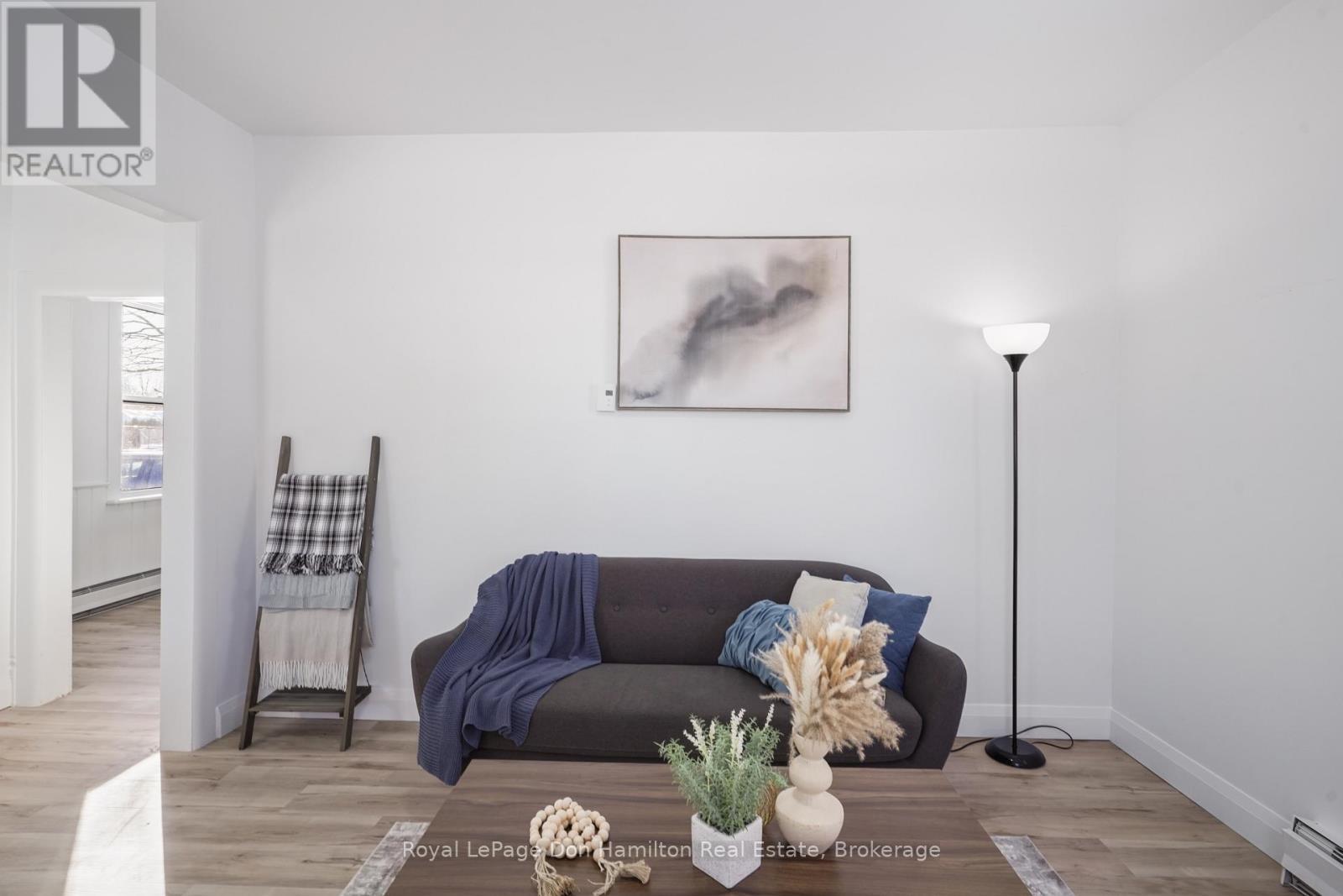 3049 Queen Street, Howick, ON - Indoor Photo Showing Living Room