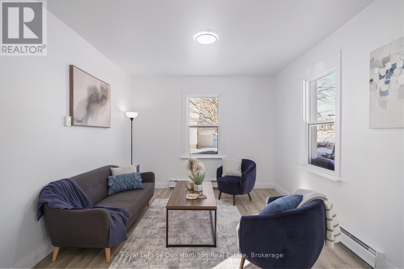 3049 Queen Street, Howick, ON - Indoor Photo Showing Living Room