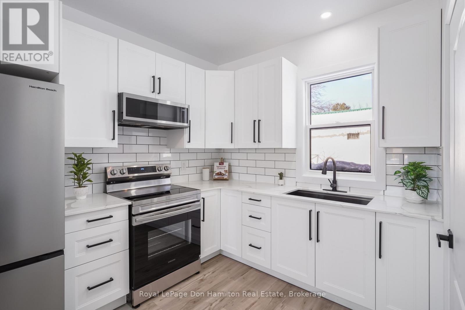 3049 Queen Street, Howick, ON - Indoor Photo Showing Kitchen With Upgraded Kitchen