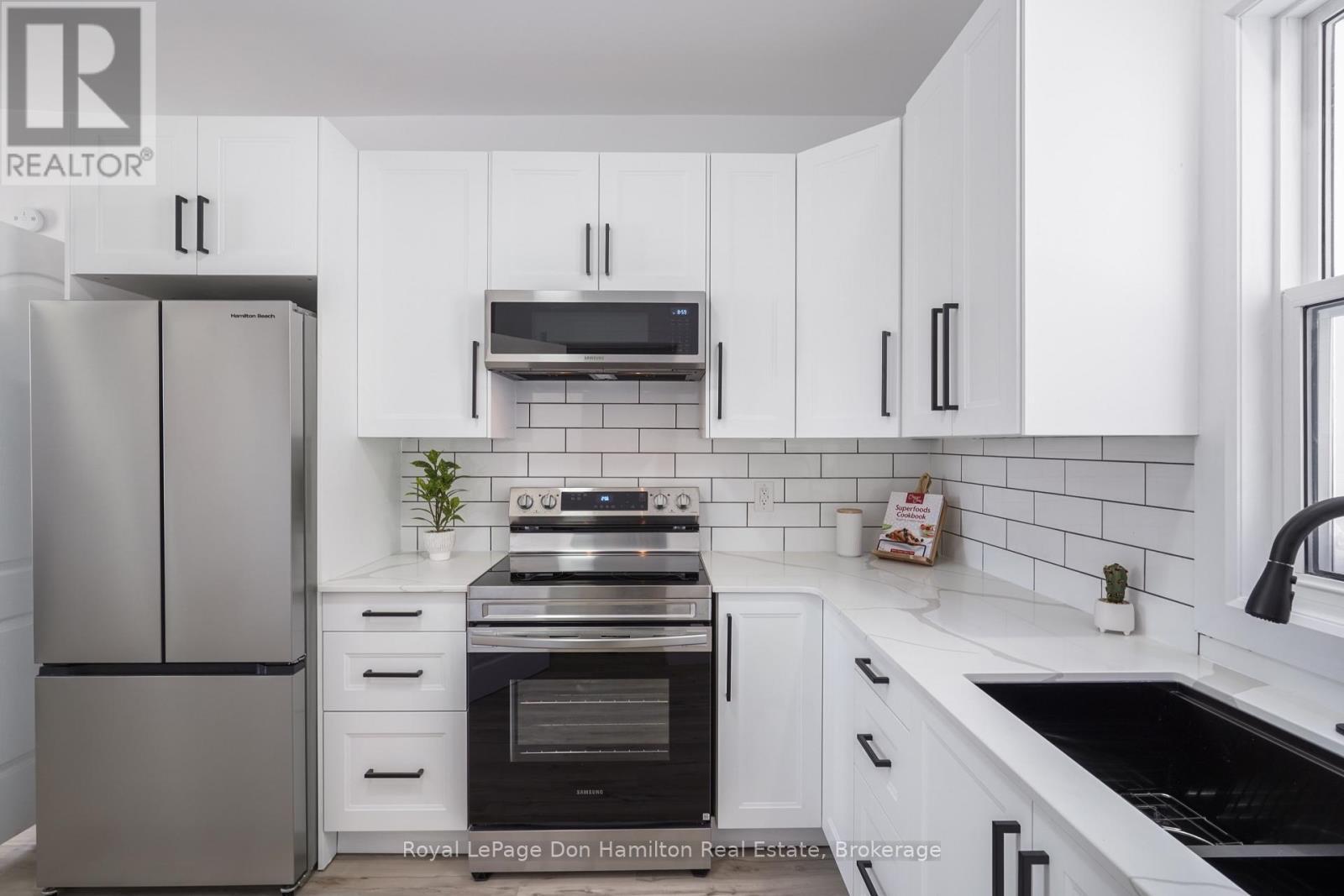 3049 Queen Street, Howick, ON - Indoor Photo Showing Kitchen