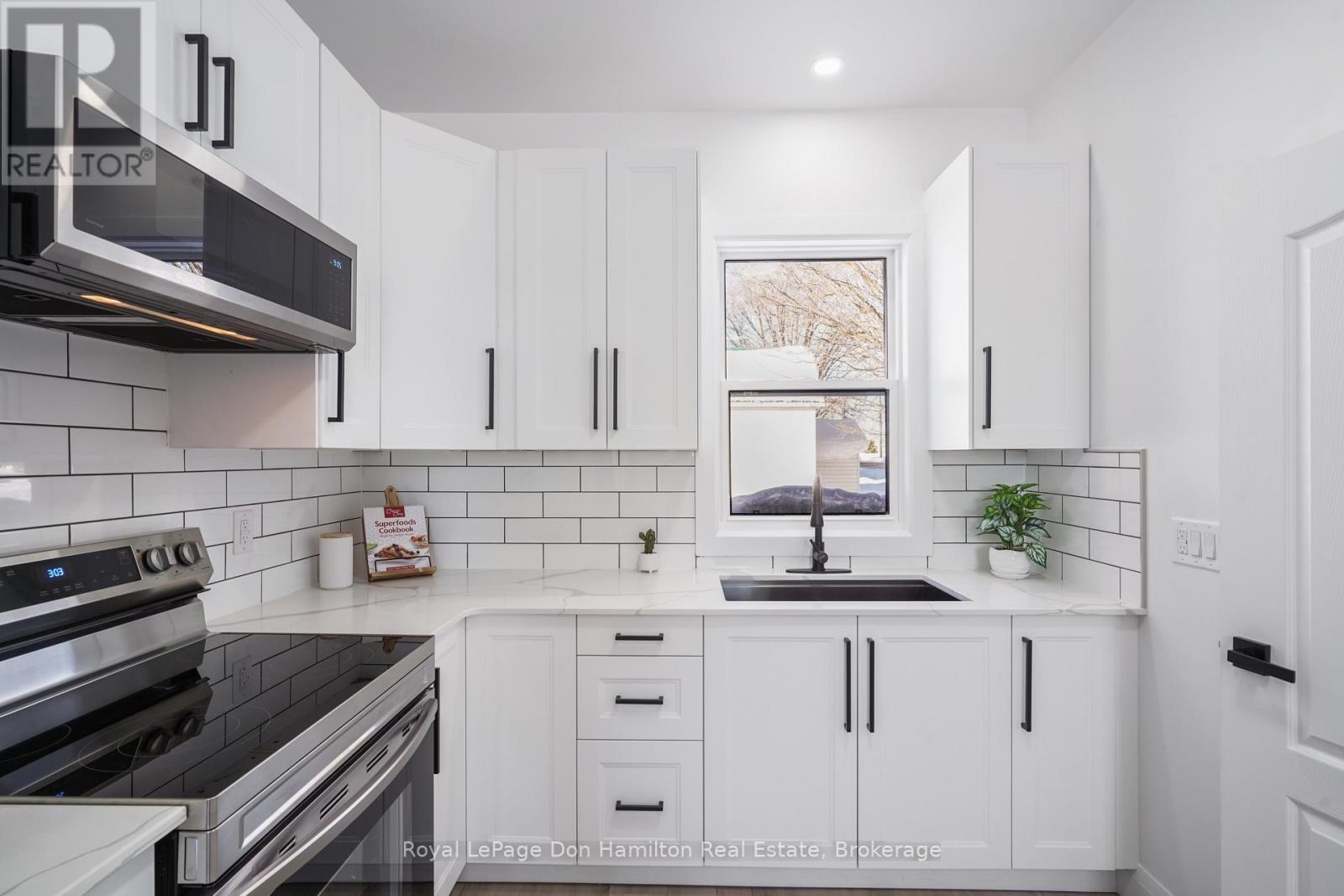 3049 Queen Street, Howick, ON - Indoor Photo Showing Kitchen With Upgraded Kitchen