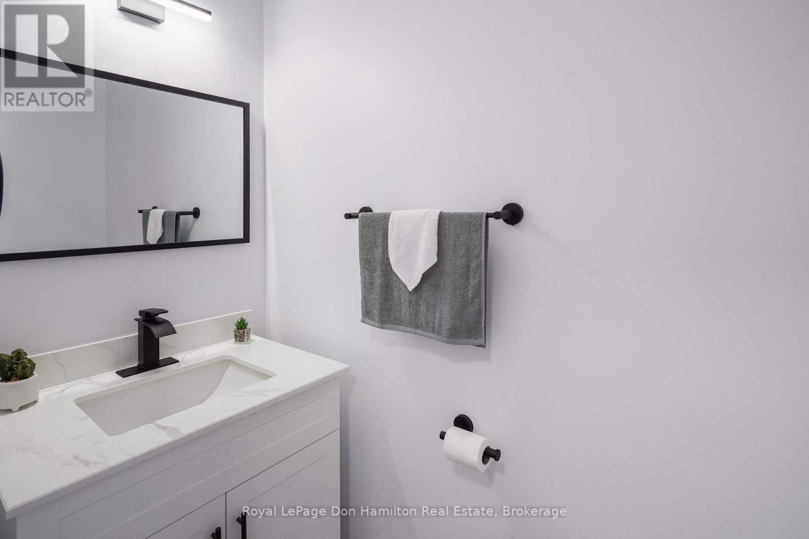 3049 Queen Street, Howick, ON - Indoor Photo Showing Bathroom