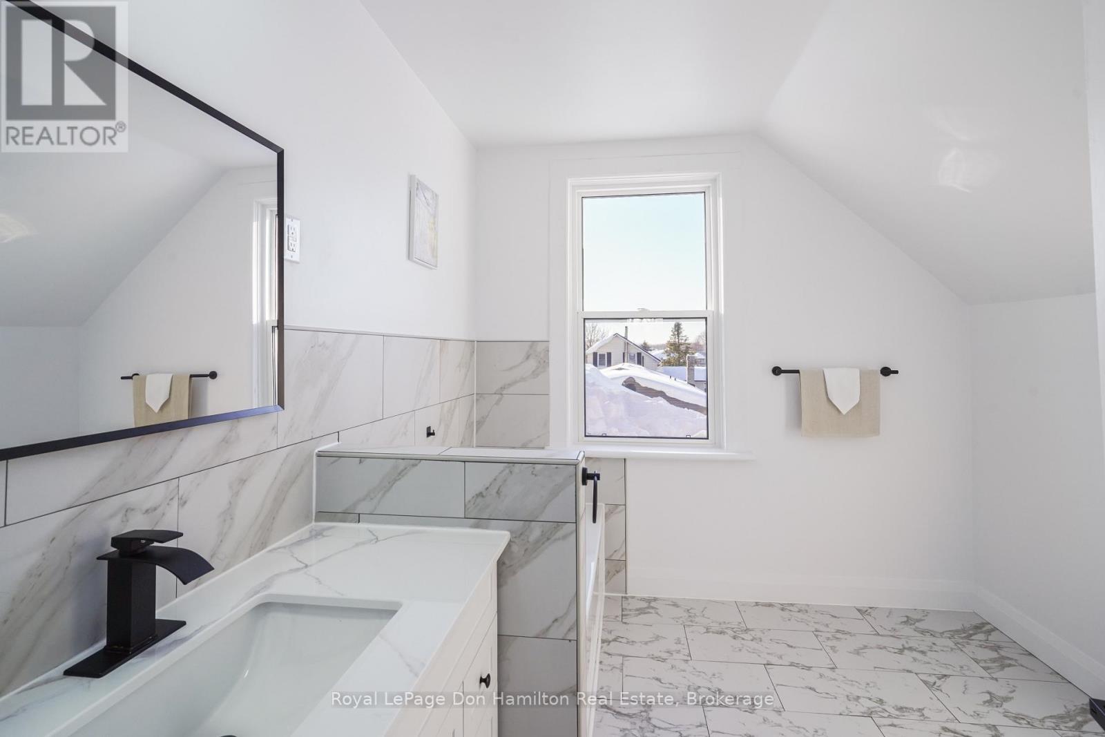 3049 Queen Street, Howick, ON - Indoor Photo Showing Bathroom