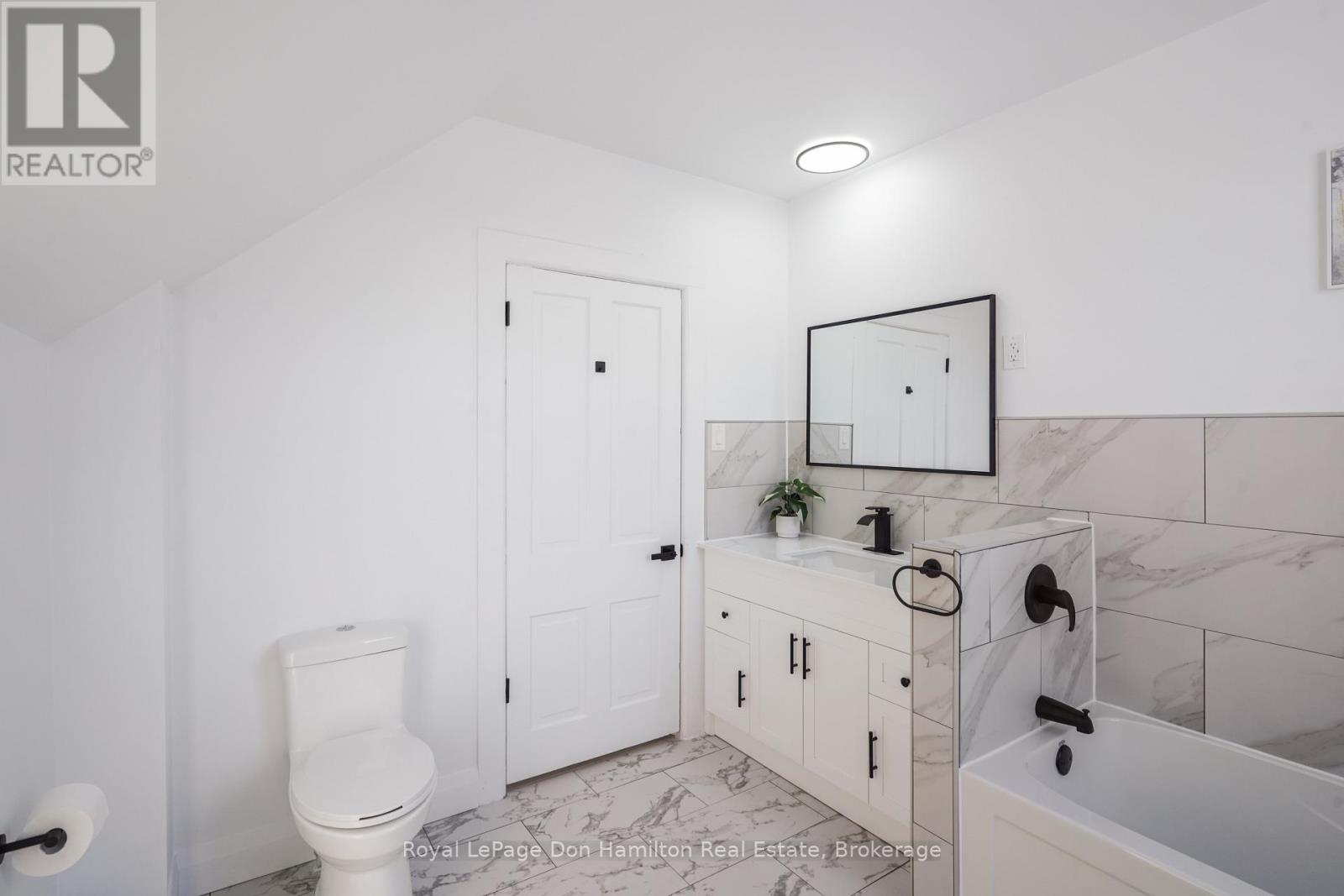 3049 Queen Street, Howick, ON - Indoor Photo Showing Bathroom