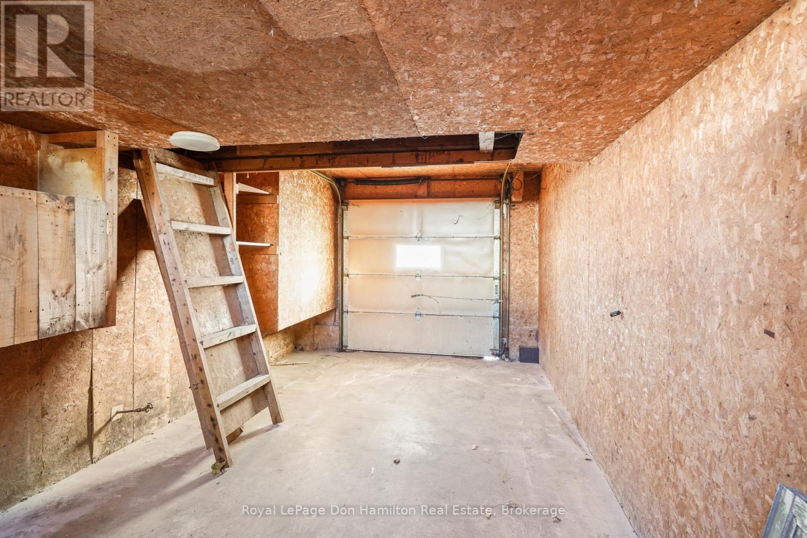 3049 Queen Street, Howick, ON - Photo Showing Garage