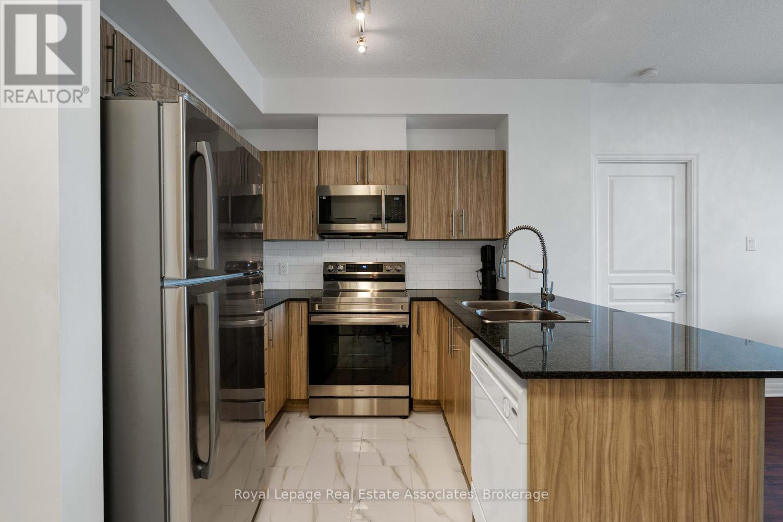 1106 - 3515 Kariya Drive, Mississauga, ON - Indoor Photo Showing Kitchen With Stainless Steel Kitchen With Double Sink
