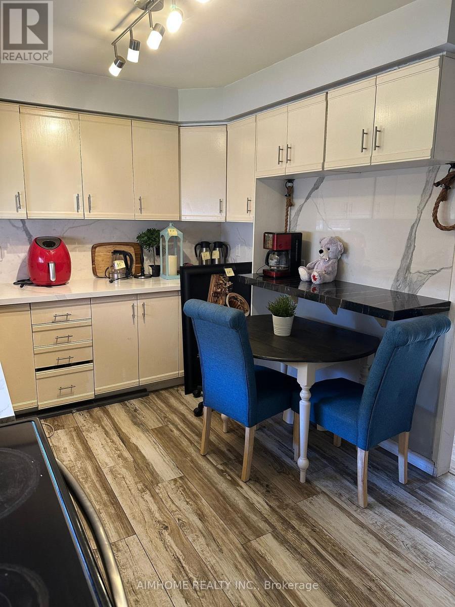 46 Elm Grove Avenue S, Richmond Hill, ON - Indoor Photo Showing Kitchen