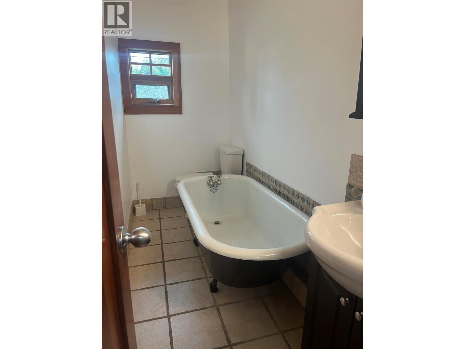 328 River Lane, Kaslo, BC - Indoor Photo Showing Bathroom