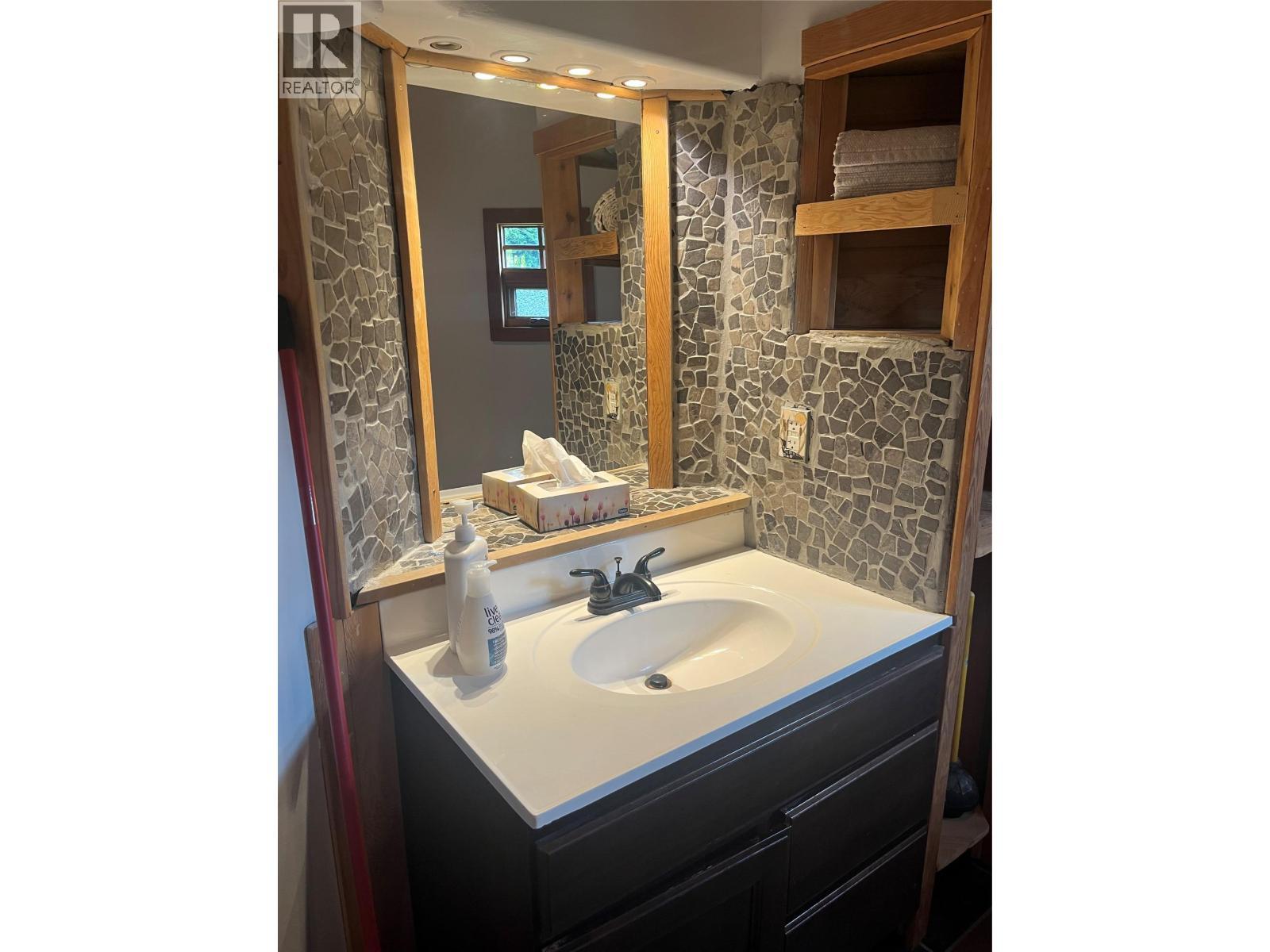 328 River Lane, Kaslo, BC - Indoor Photo Showing Bathroom