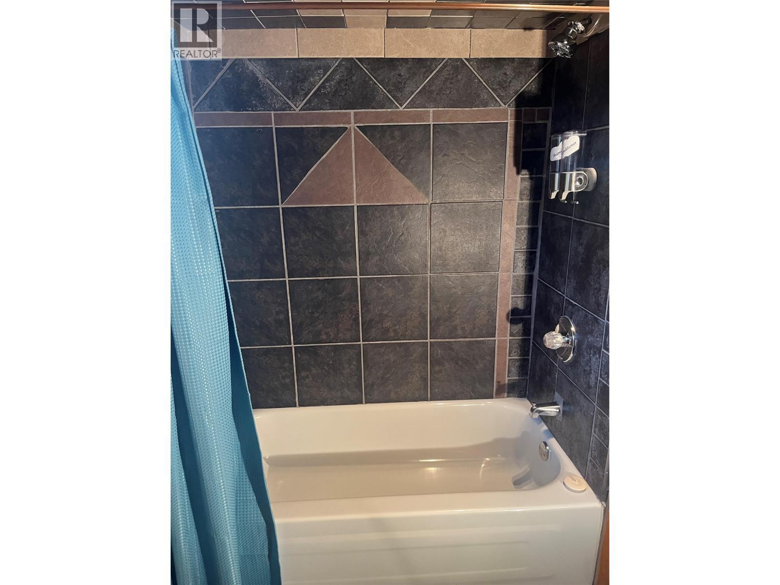 328 River Lane, Kaslo, BC - Indoor Photo Showing Bathroom