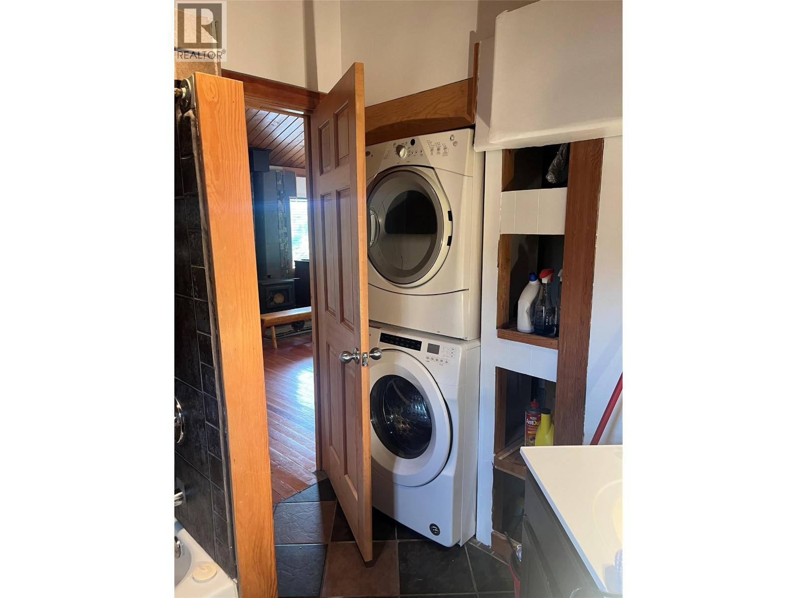 328 River Lane, Kaslo, BC - Indoor Photo Showing Laundry Room
