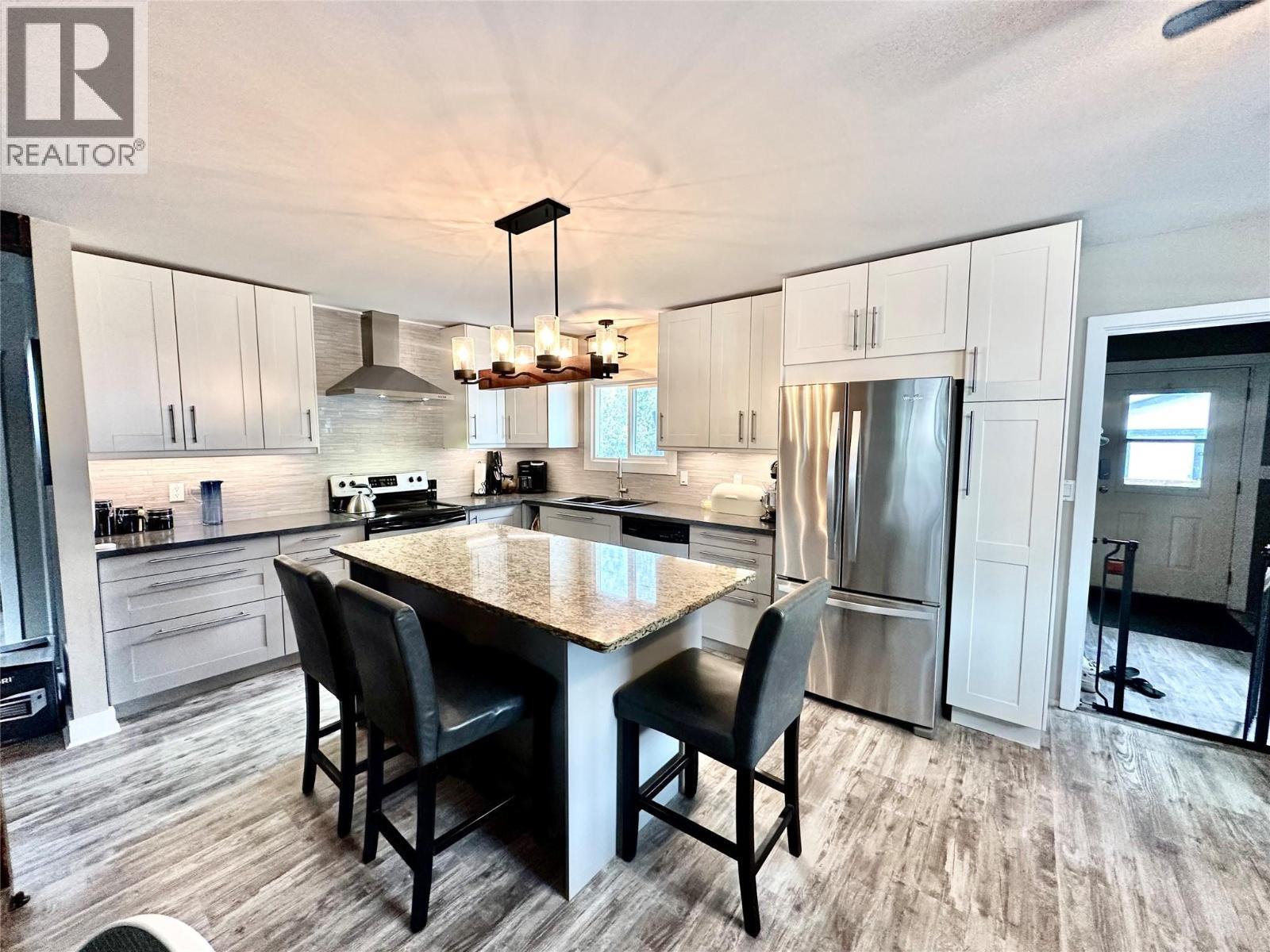 310 6Th Avenue, Keremeos, BC - Indoor Photo Showing Kitchen With Upgraded Kitchen