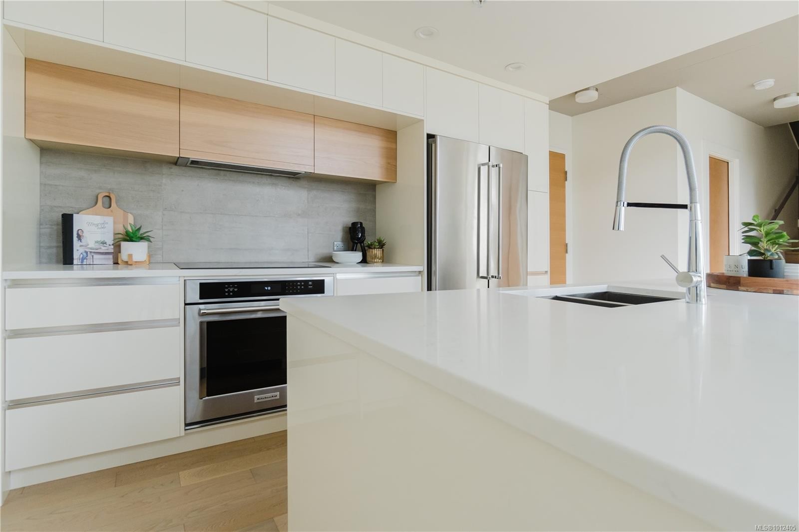 515-989 Johnson St, Victoria, BC - Indoor Photo Showing Kitchen With Double Sink With Upgraded Kitchen