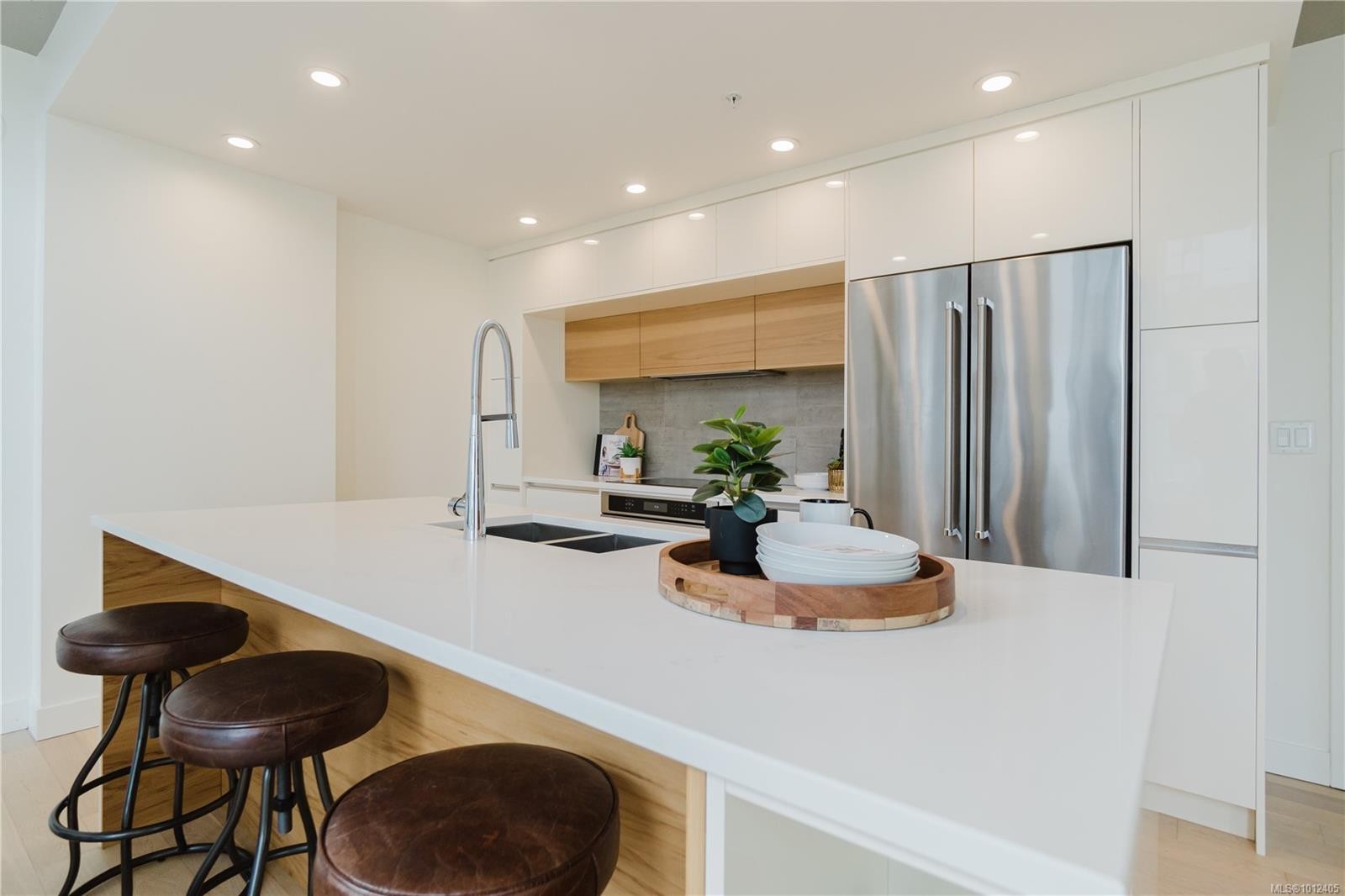 515-989 Johnson St, Victoria, BC - Indoor Photo Showing Kitchen With Double Sink With Upgraded Kitchen