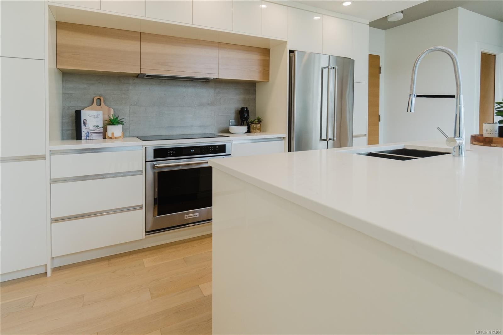 515-989 Johnson St, Victoria, BC - Indoor Photo Showing Kitchen With Double Sink With Upgraded Kitchen